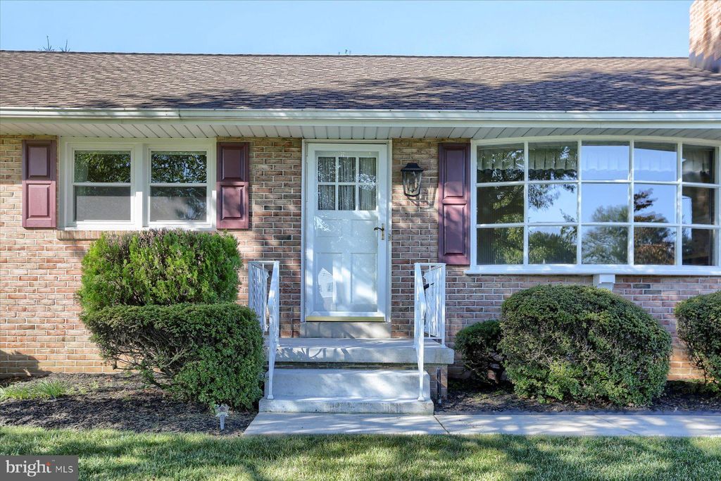 Photo of 18 Glendale Drive, Lancaster, PA 17602 (MLS # PALA2041038)