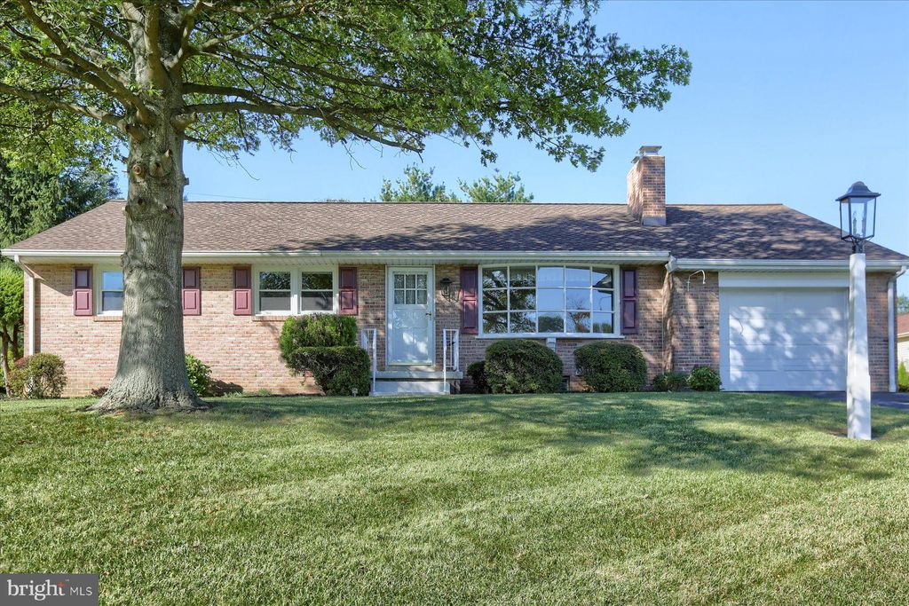 Photo of 18 Glendale Drive, Lancaster, PA 17602 (MLS # PALA2041038)