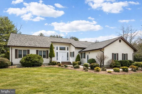 4 Cuomo Court, Millstone Township, NJ MLS: NJMM2004408
