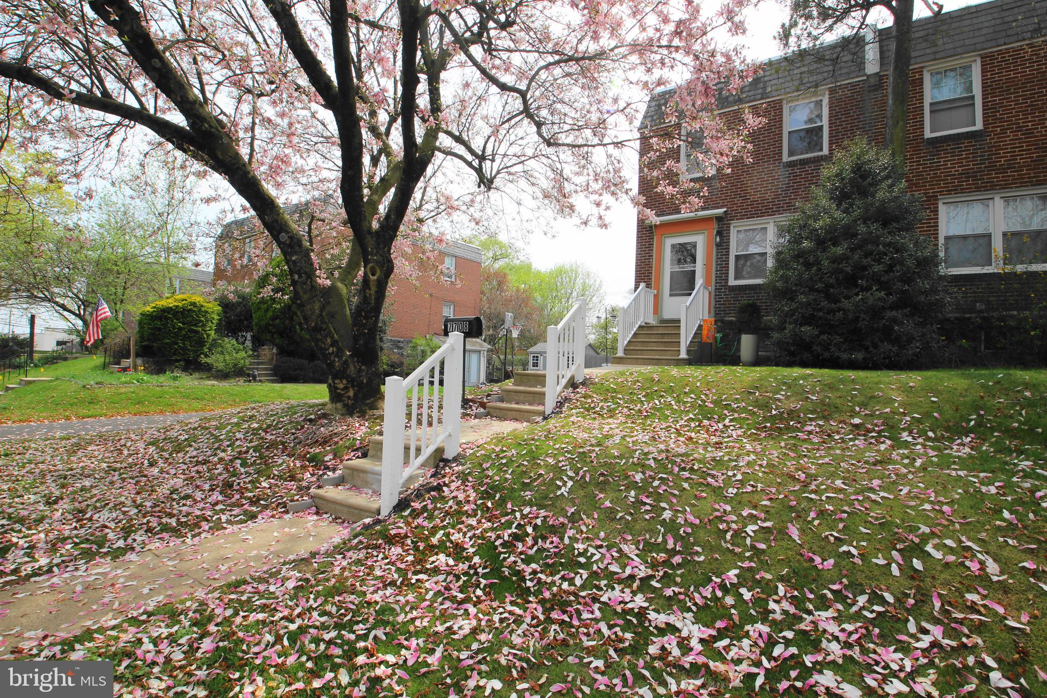 Completely renovated Wyndmoor house in great neighborhood. Close to the shops of Chestnut Hill. Open floor plan with fabulous kitchen. Large deck and big fenced in yard. 3 bedrooms 1 bath. Garage and walk out basement. Please excuse tenant clutter while packing.