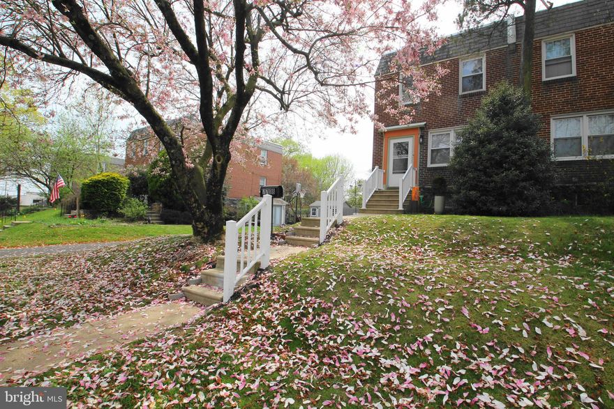 Completely renovated Wyndmoor house in great neighborhood. Close to the shops of Chestnut Hill. Open floor plan with fabulous kitchen. Large deck and big fenced in yard. 3 bedrooms 1 bath. Garage and walk out basement.  Please excuse tenant clutter while packing.