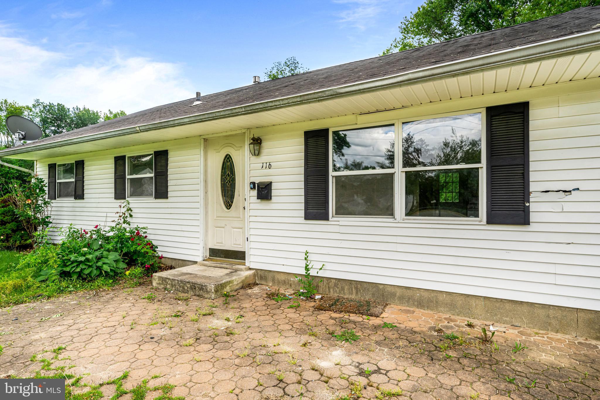 116 S DENNIS DRIVE
