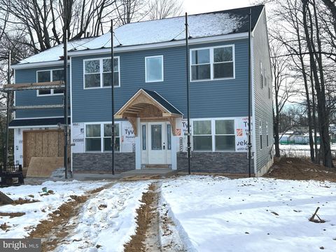 2718 AVENUE C LEVITTOWN PA 19056