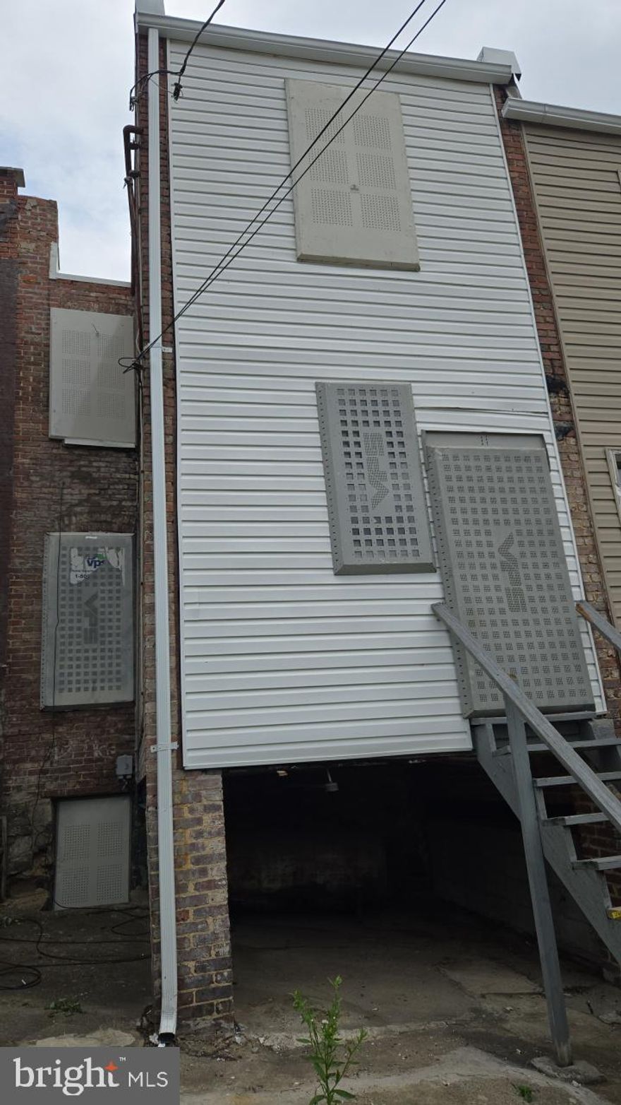 This property is eligible under the First Look Initiative, which expires after 30 full days on the market. No investor offers will be reviewed until First Look period expires. However, all offers can be submitted during the First Look period.
Lots of potential, come and see it for yourself.  This is an AS_IS sale.