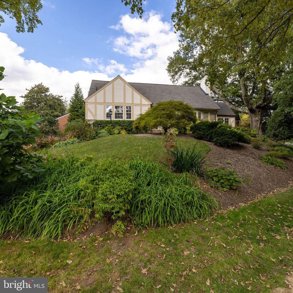 Photo of 5101 Baltan Road, BETHESDA, MD 20816 (MLS # MDMC2201640)