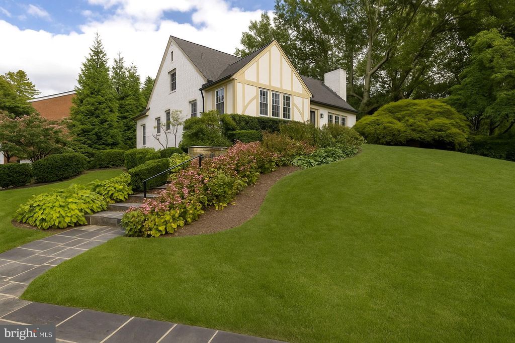 Photo of 5101 Baltan Road, BETHESDA, MD 20816 (MLS # MDMC2201640)
