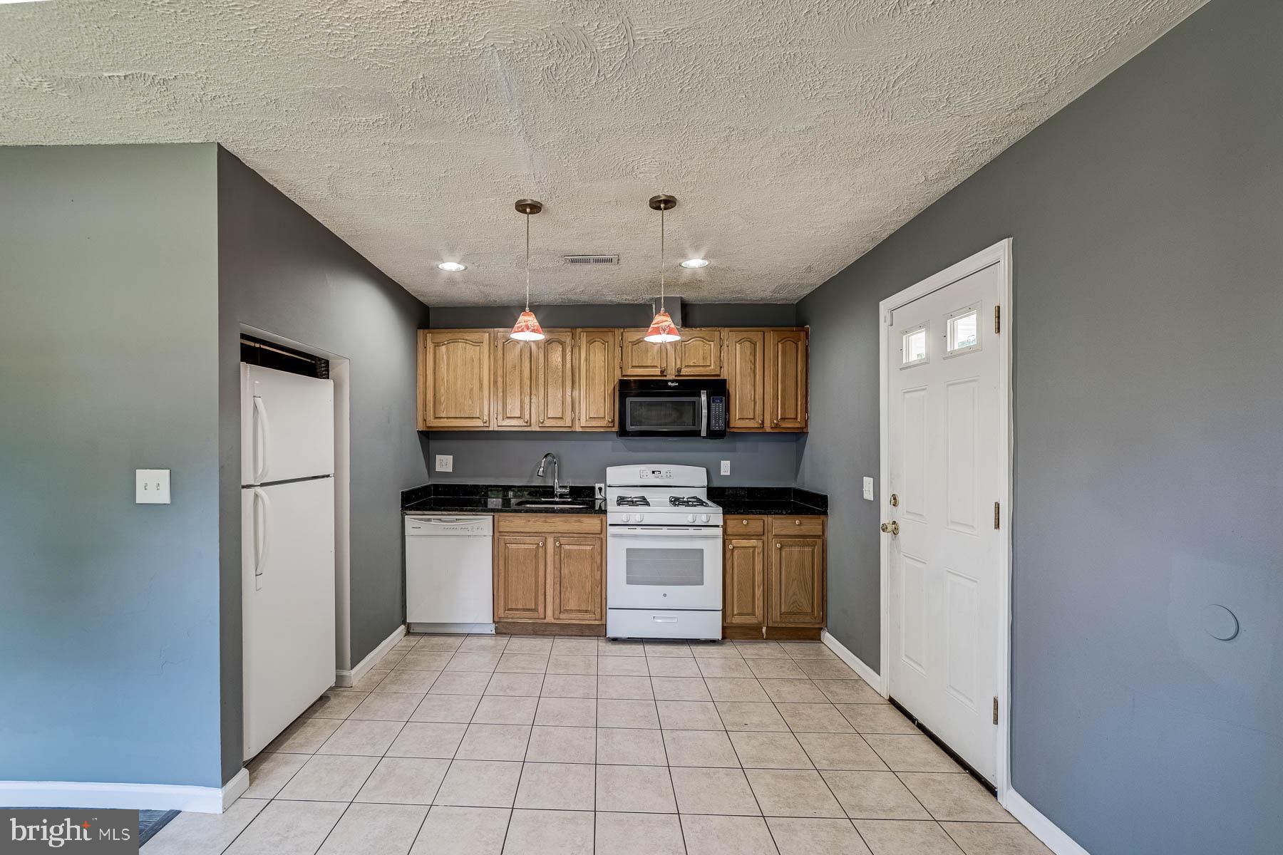 SOUTH LAWN - Residential