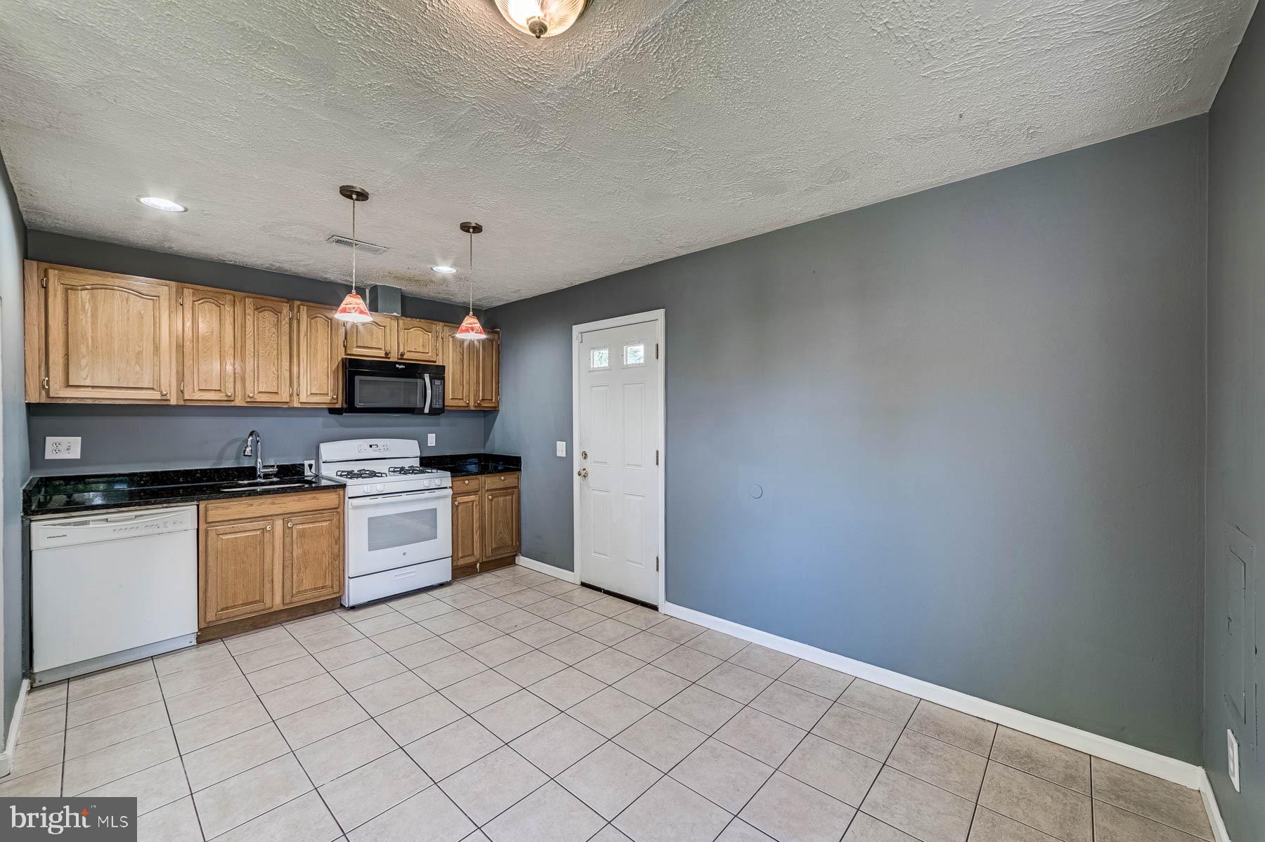 SOUTH LAWN - Residential