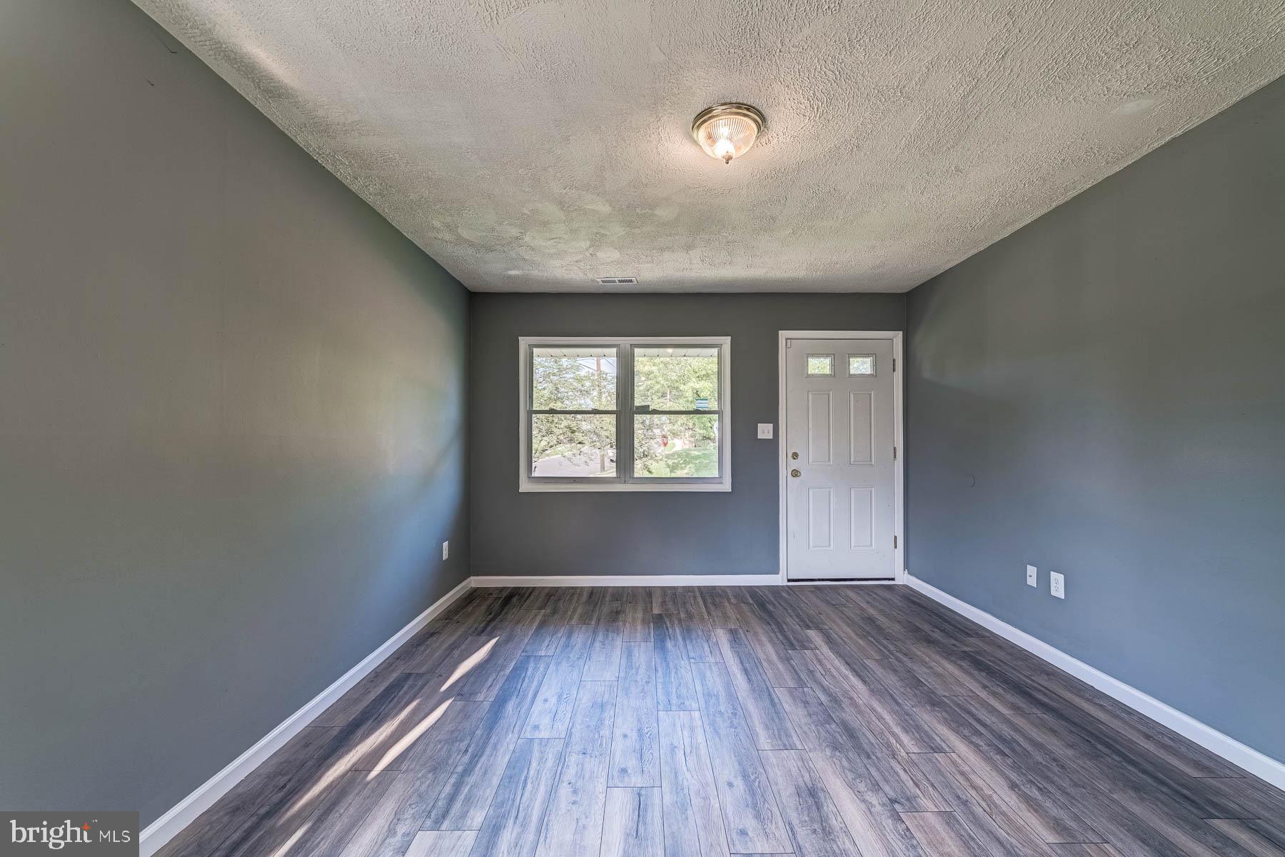 SOUTH LAWN - Residential