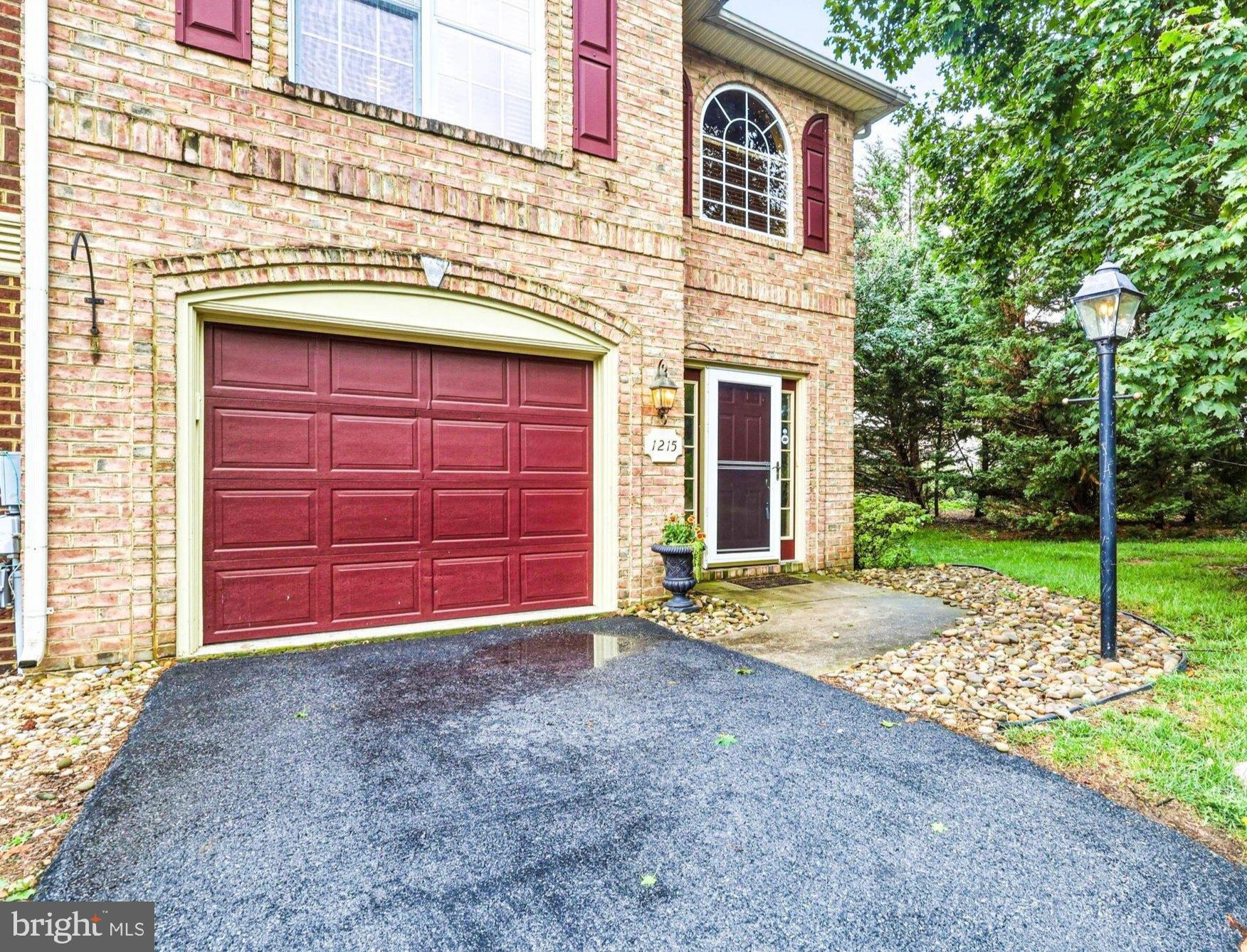 1215 LINDSAY LANE