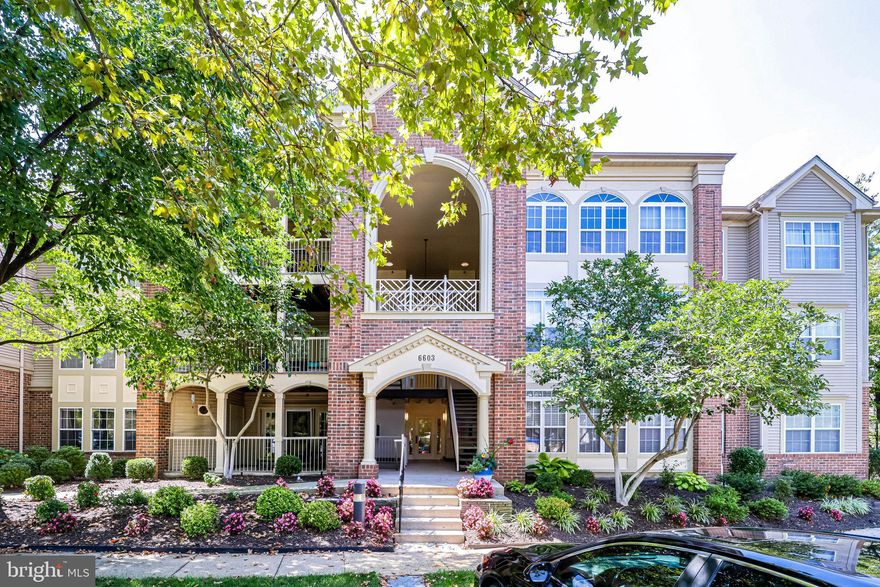 One level 2 bed/ 2 bath condo waiting for you to call home at Carrdinal Place in Island Creek. Enter the open concept living room with gas fireplace perfect for chilly nights, and access to your outdoor covered patio. Kitchen is fully equipped with granite counters, recessed and pendant lighting, double sink, gas stove, built-in microwave, and plenty of storage. Primary suite has a large custom closet and private bathroom with large soaking tub, double sinks, storage, and shower. Spacious second bedroom, second full bathroom, and stacked laundry just down the hall. One reserved parking space and 1 guest parking space included. Lovely community with numerous walking trails, 2 outdoor pools, sports courts, and a stocked lake perfect for fishing. Excellent commuting options with easy access to I-95, 495, Rt. 1, Fairfax County Parkway, and Ft. Belvoir; Fairfax Connector bus line stop across the street, Franconia/Springfield Metro a 2.8 mi drive. Two shopping centers just a mile away with Wegmans, LA Fitness, the Kingstowne Library, restaurants, gas station, and more!