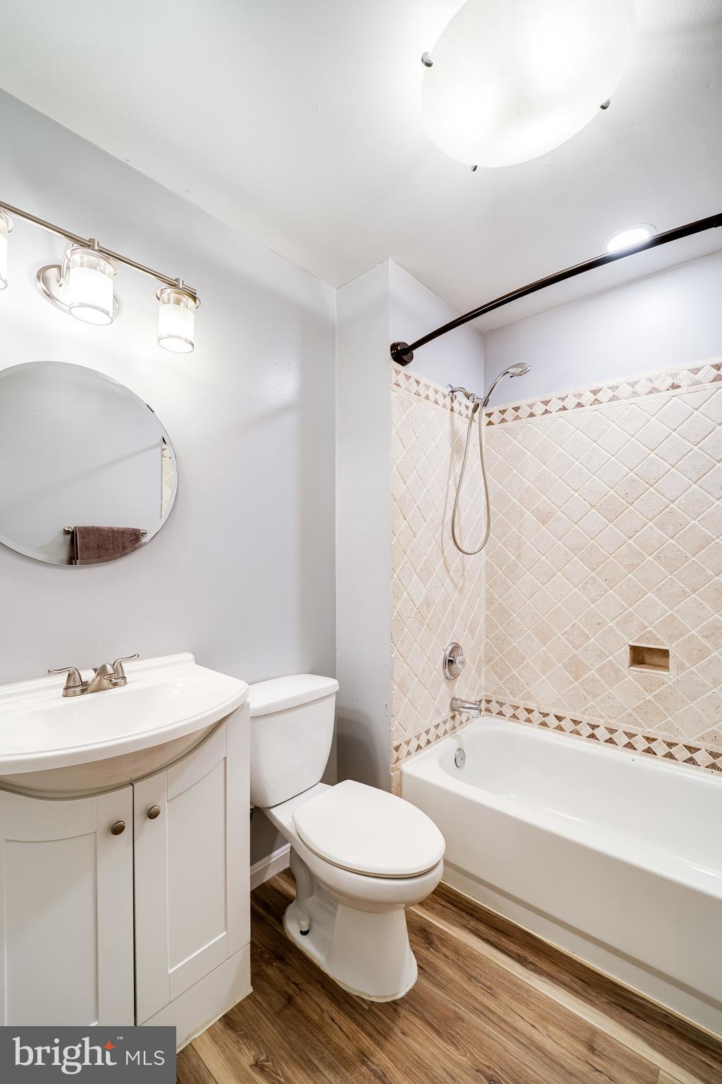 ISLAND CREEK - Residential Lease