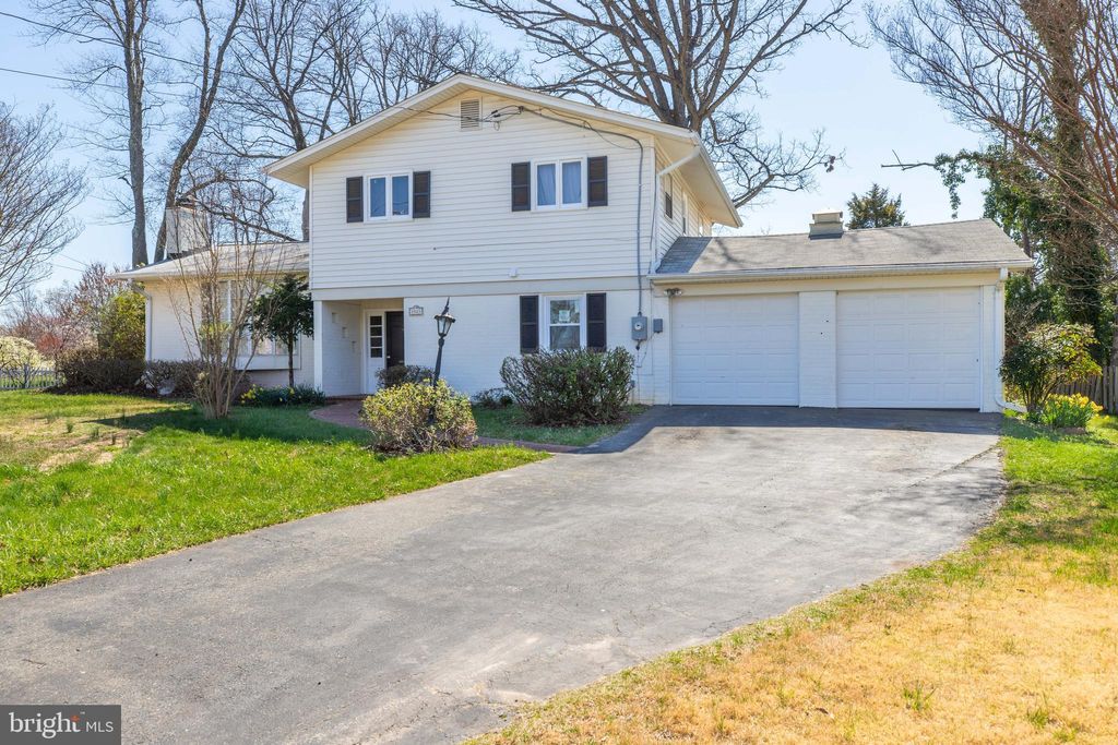 Photo of 3923 Forest Grove Drive, ANNANDALE, VA 22003 (MLS # VAFX2297902)