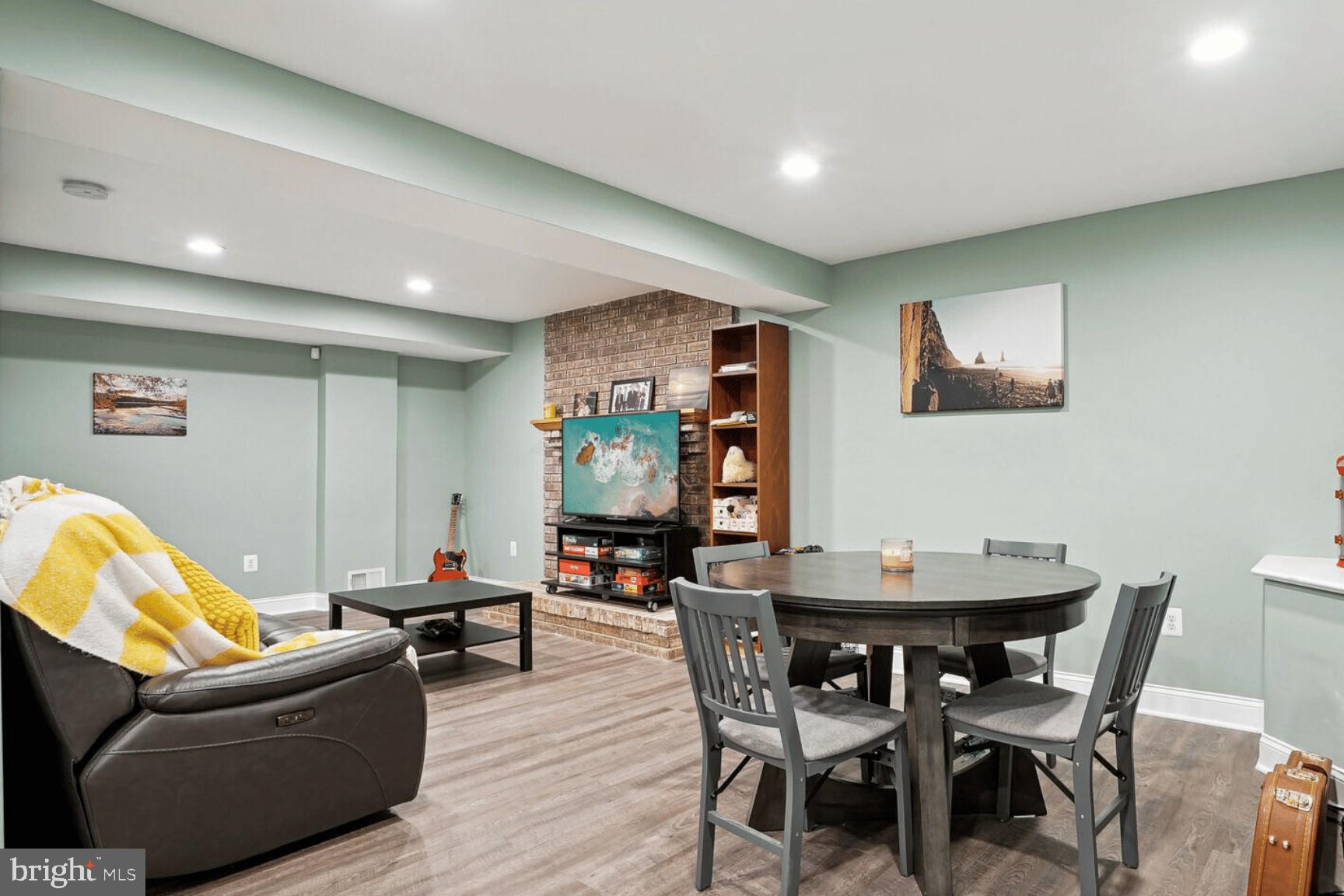 HOLLY KNOLL - Residential Lease