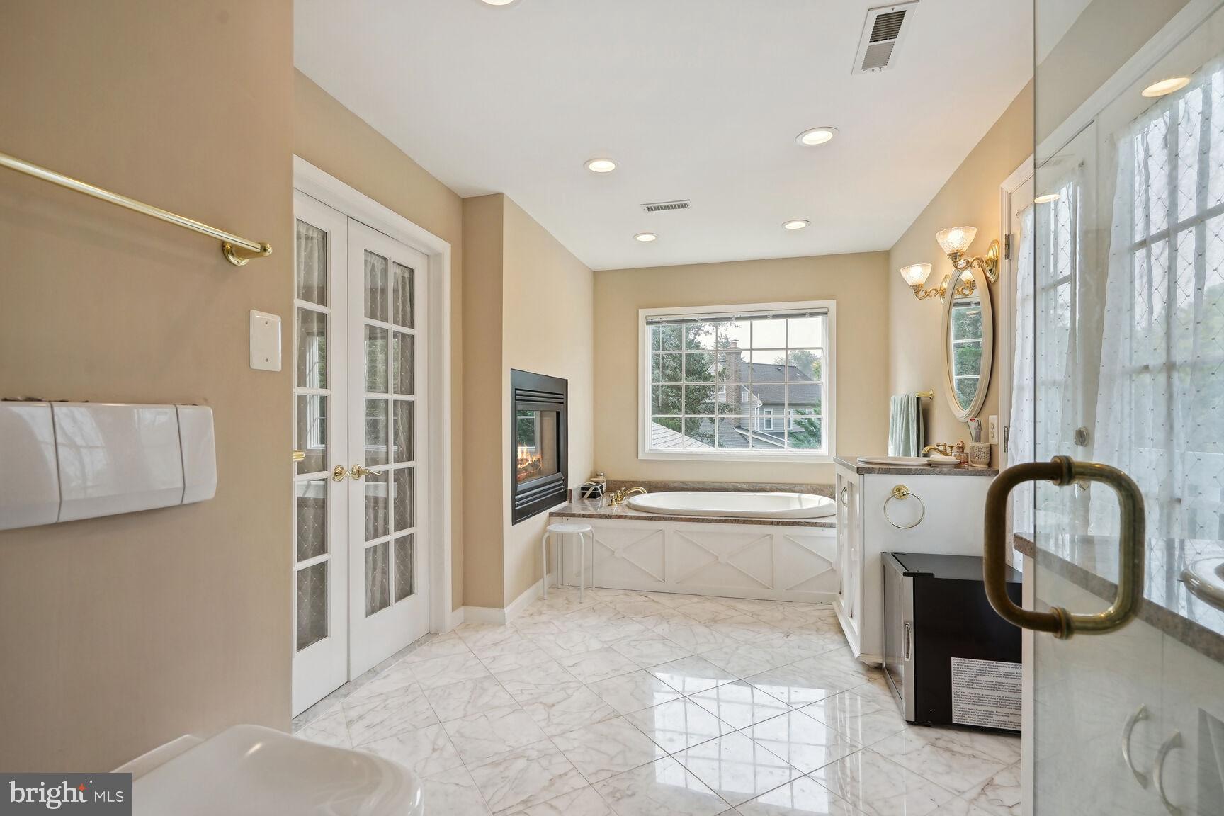 HOLLY KNOLL - Residential Lease