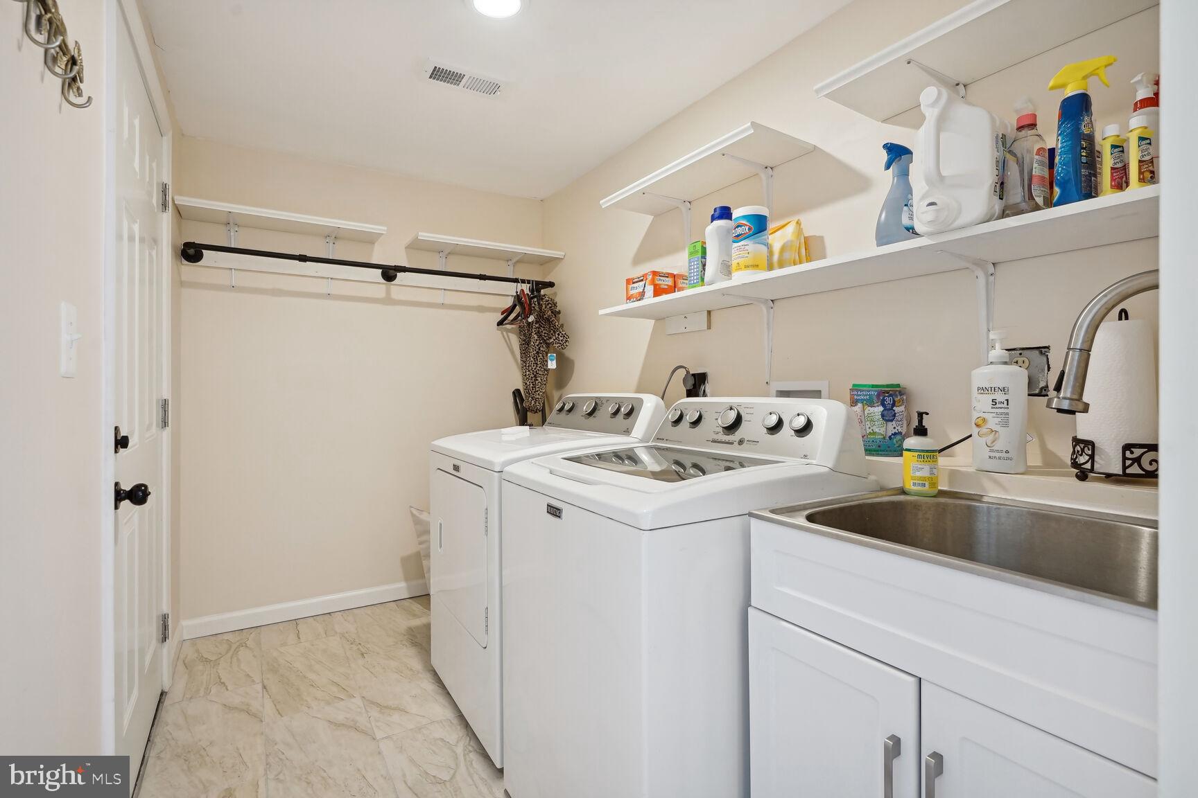 HOLLY KNOLL - Residential Lease