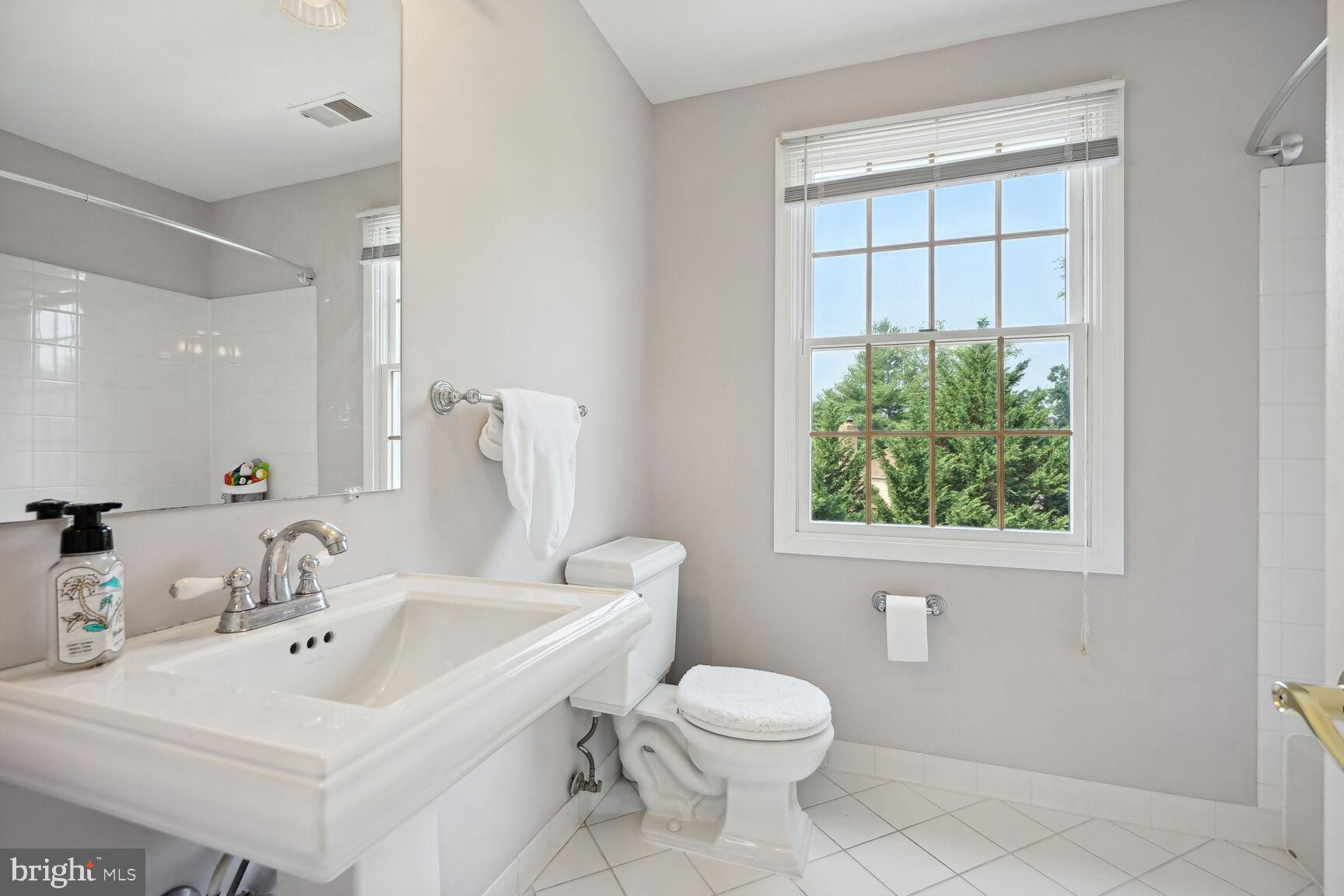 HOLLY KNOLL - Residential Lease