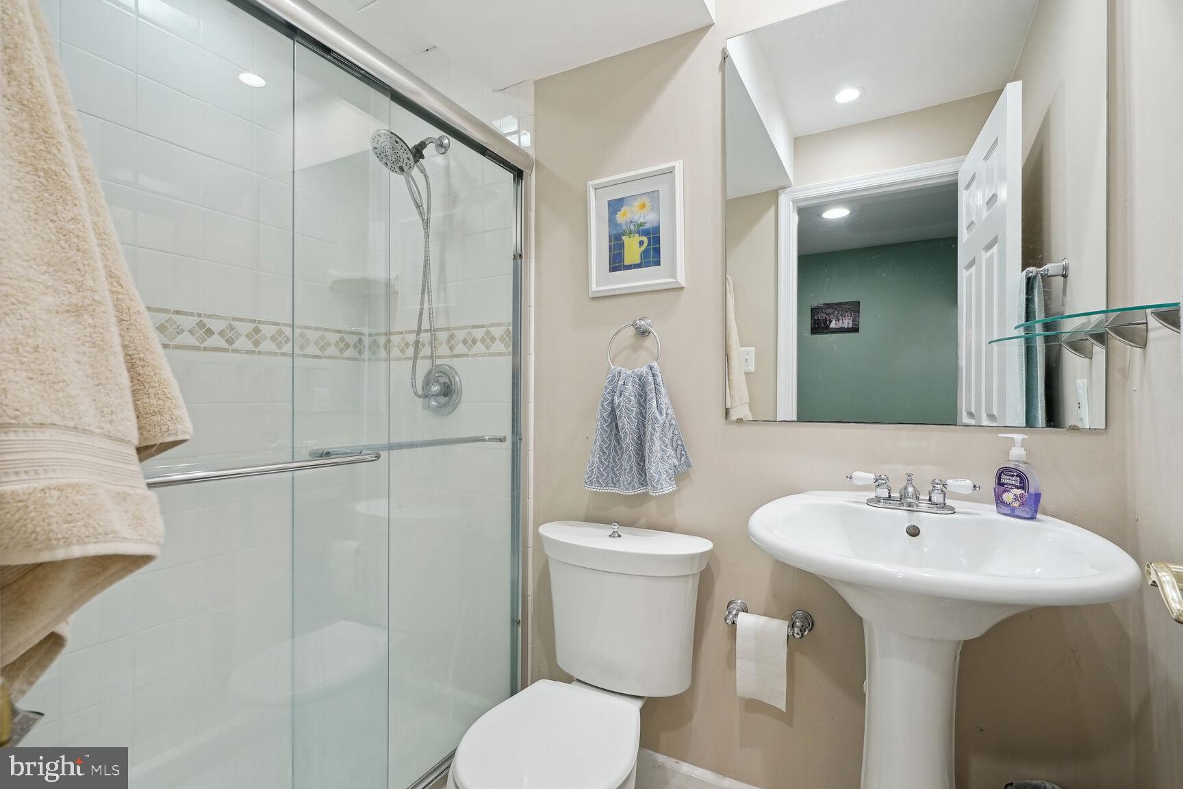 HOLLY KNOLL - Residential Lease