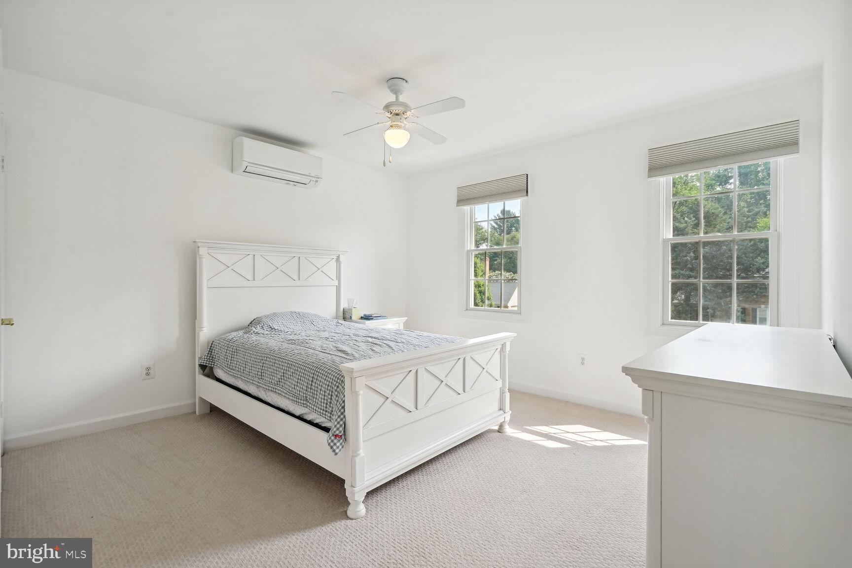 HOLLY KNOLL - Residential Lease