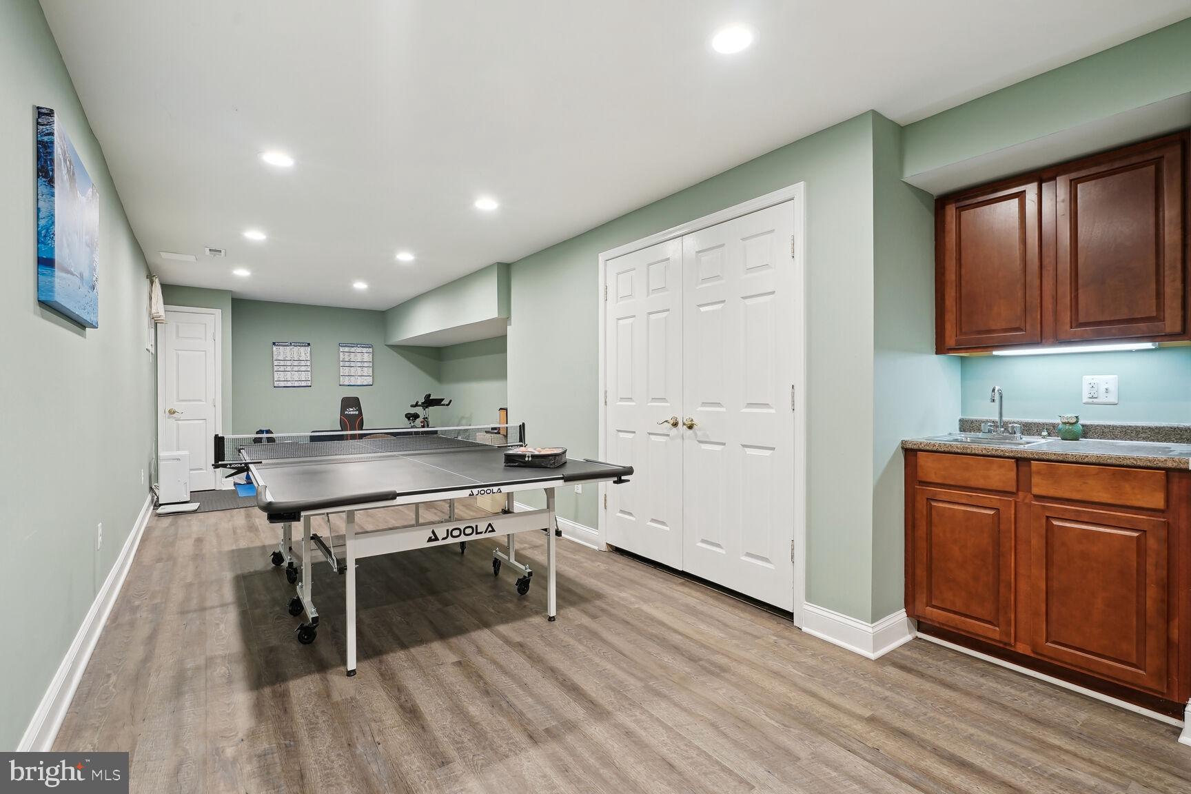 HOLLY KNOLL - Residential Lease