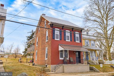 244 E HIGH STREET WOMELSDORF PA 19567