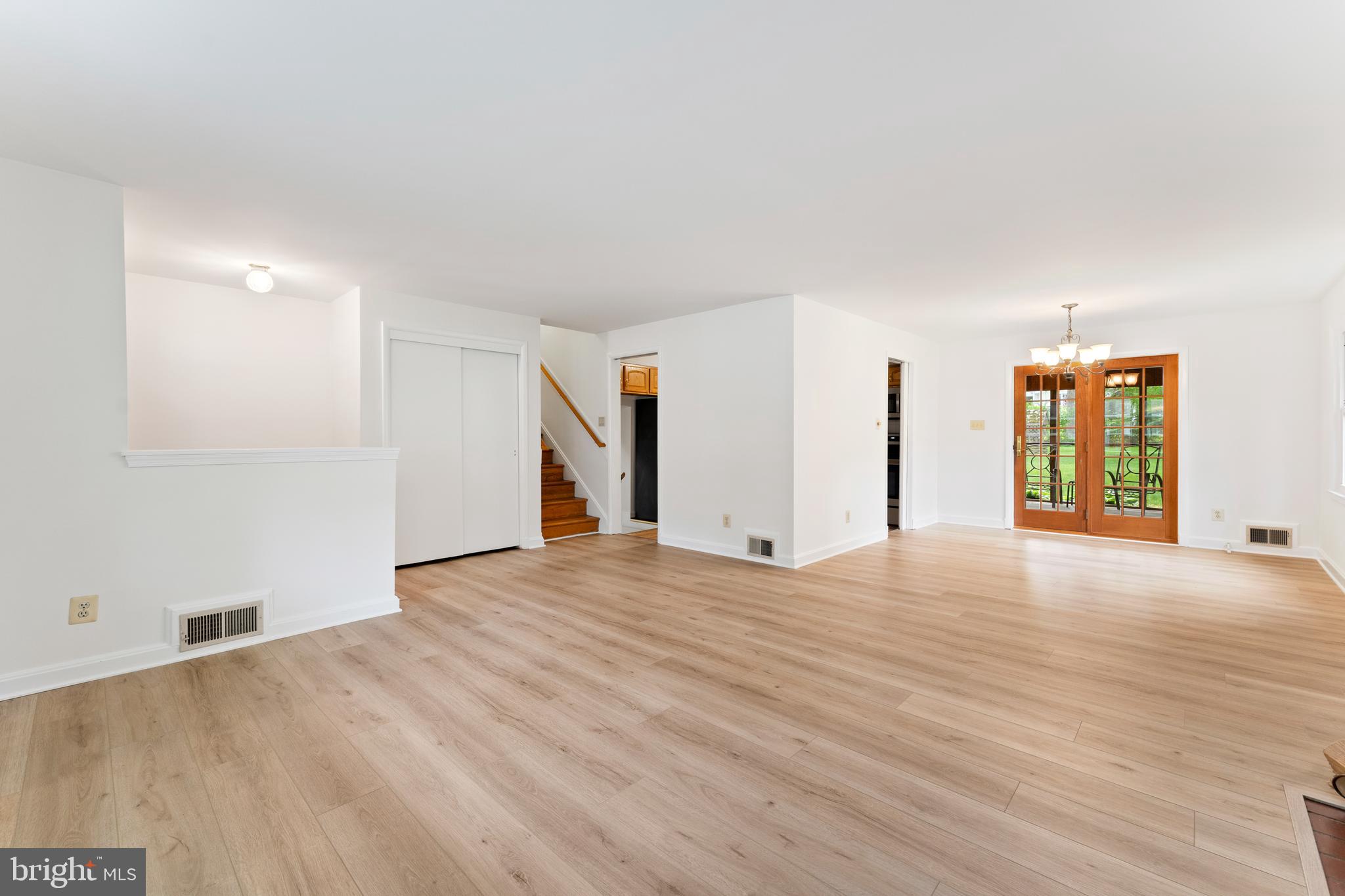 LINCOLNIA HILLS - Residential