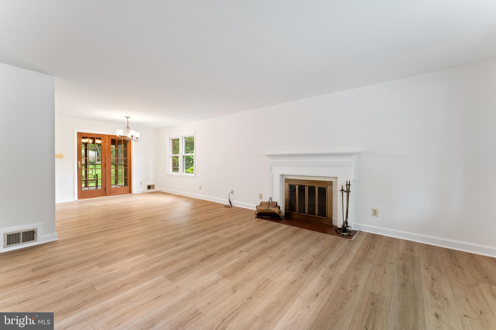 LINCOLNIA HILLS - Residential