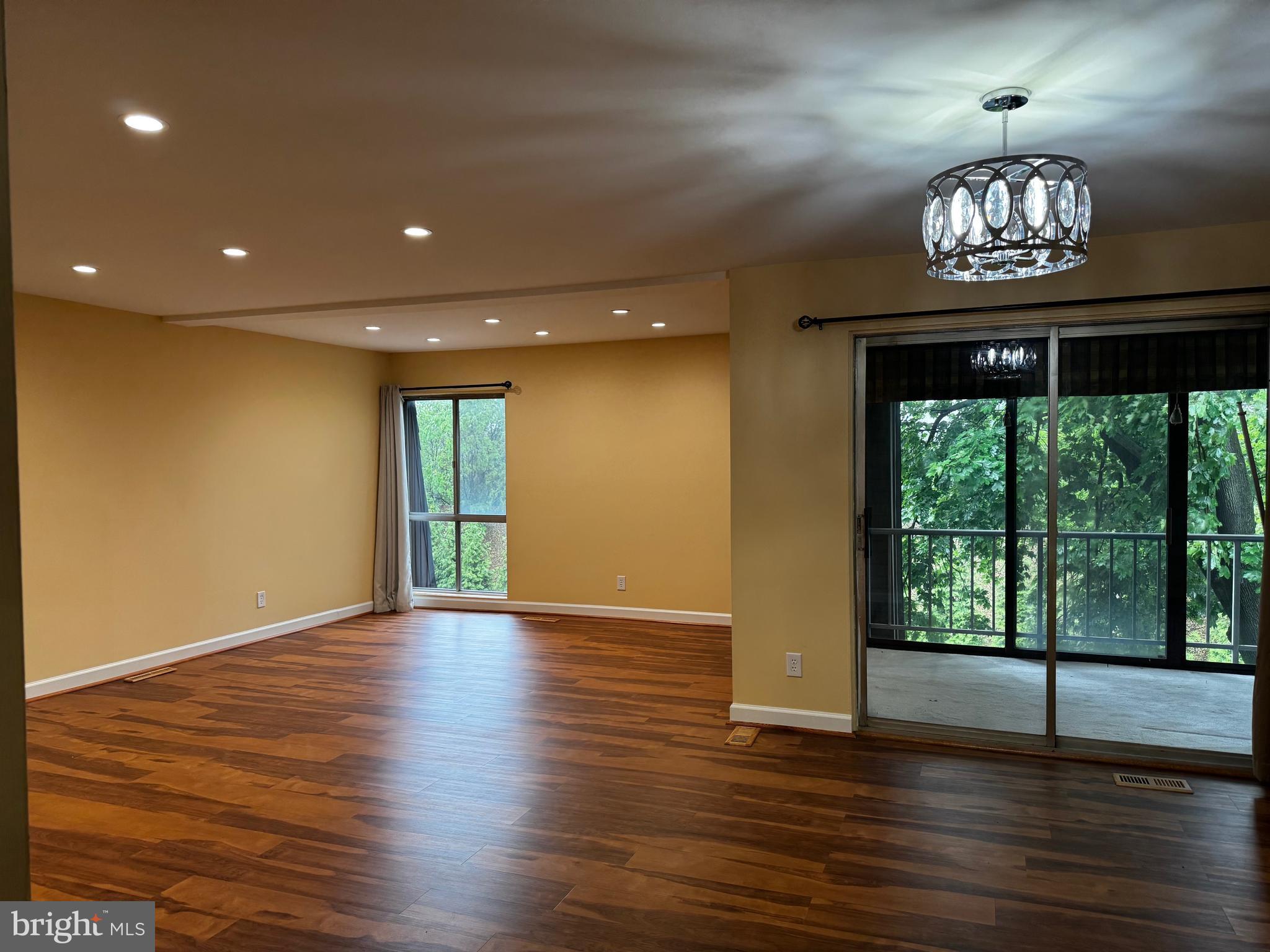 12 STONEHENGE CIRCLE 12-9