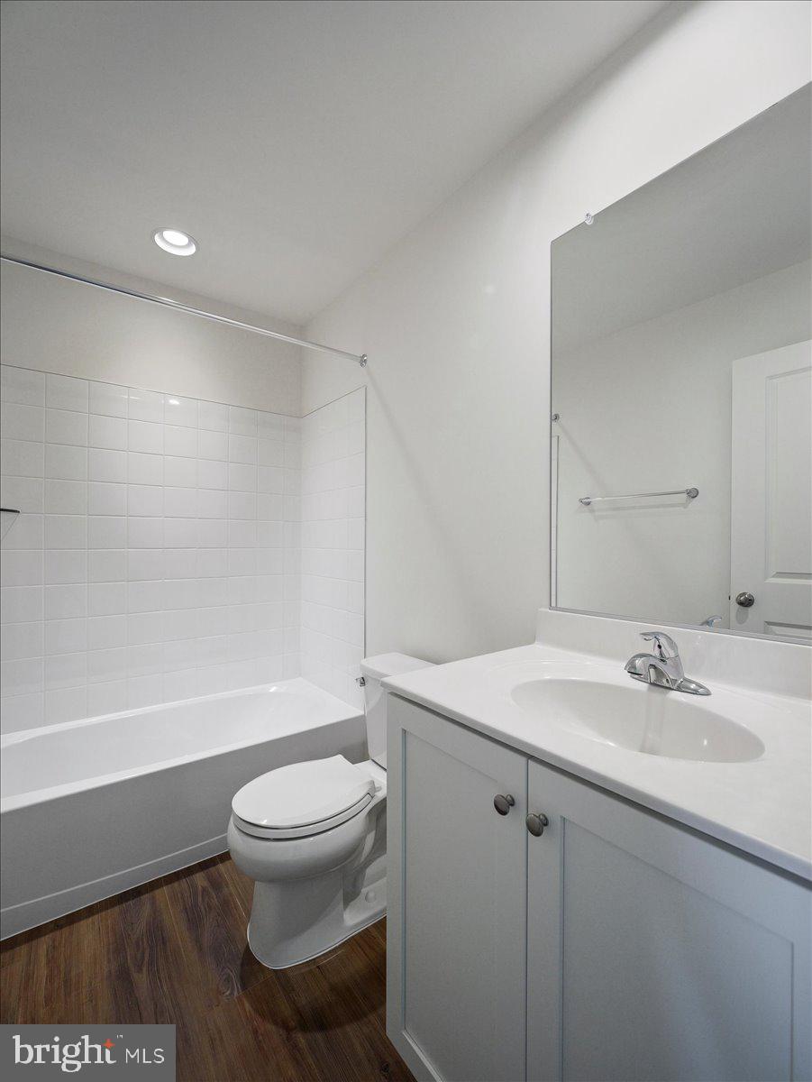 OVERLOOK AT RIVERSIDE TOWNHOMES - Residential Lease