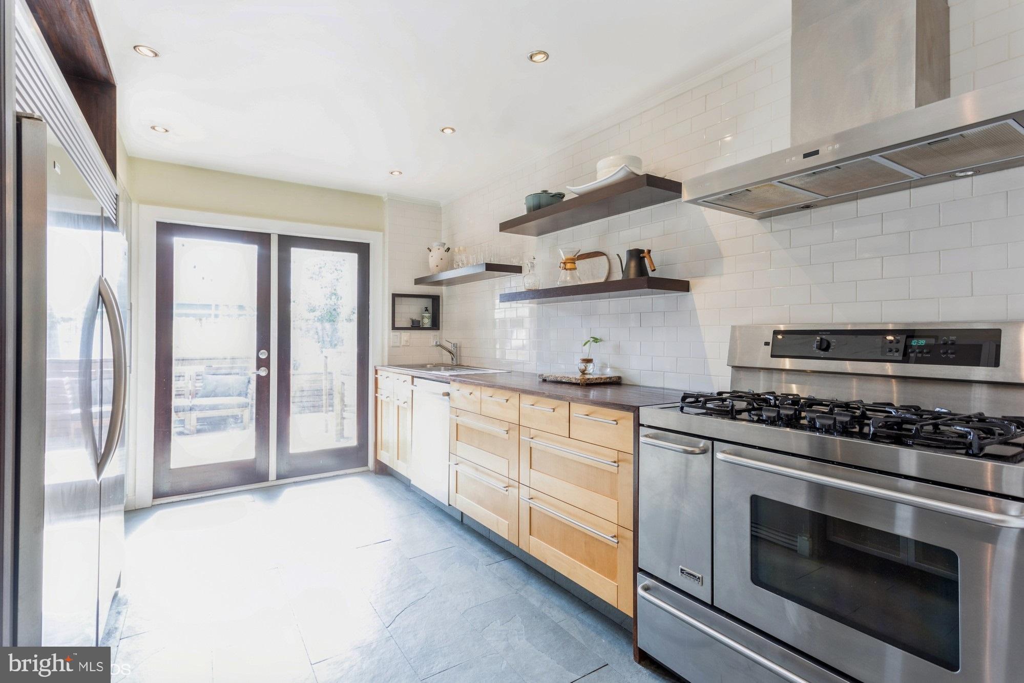 LOCUST POINT - Residential