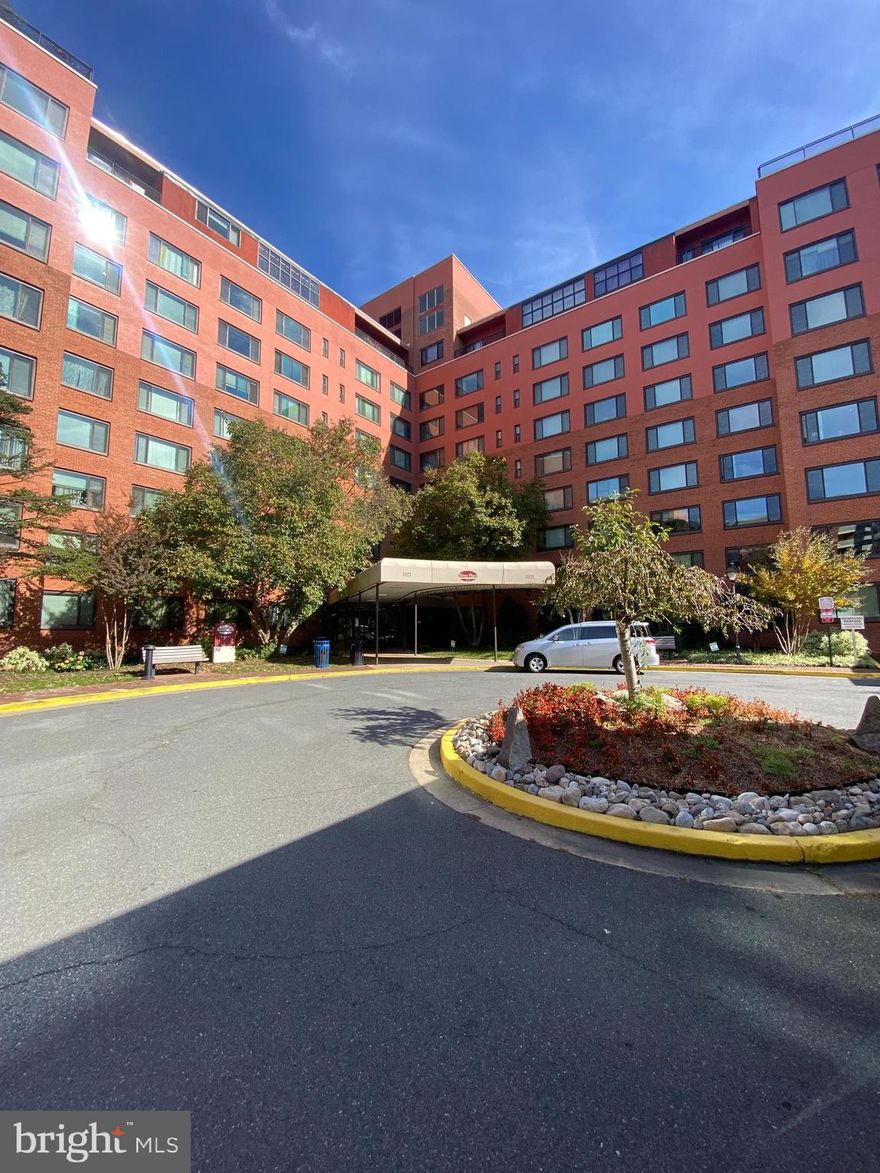 *** THIS IS IT! *** The value you have waited for! Sun-filled, south-facing one bedroom in River Place East! Overlooks gardens. Includes garage space! Home has been thoughtfully updated and has newer LVL flooring to match the warm tones. River Place features an amazing location within walking distance of Metro, shopping, parks, and all Rosslyn has to offer. Secure community with gatehouse. Investors welcome! Sorry no VA or FHA.  One lender left: UNFCU.