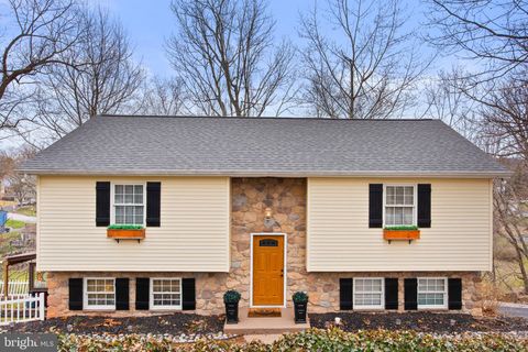 35 HEMLOCK LANE ETTERS PA 17319