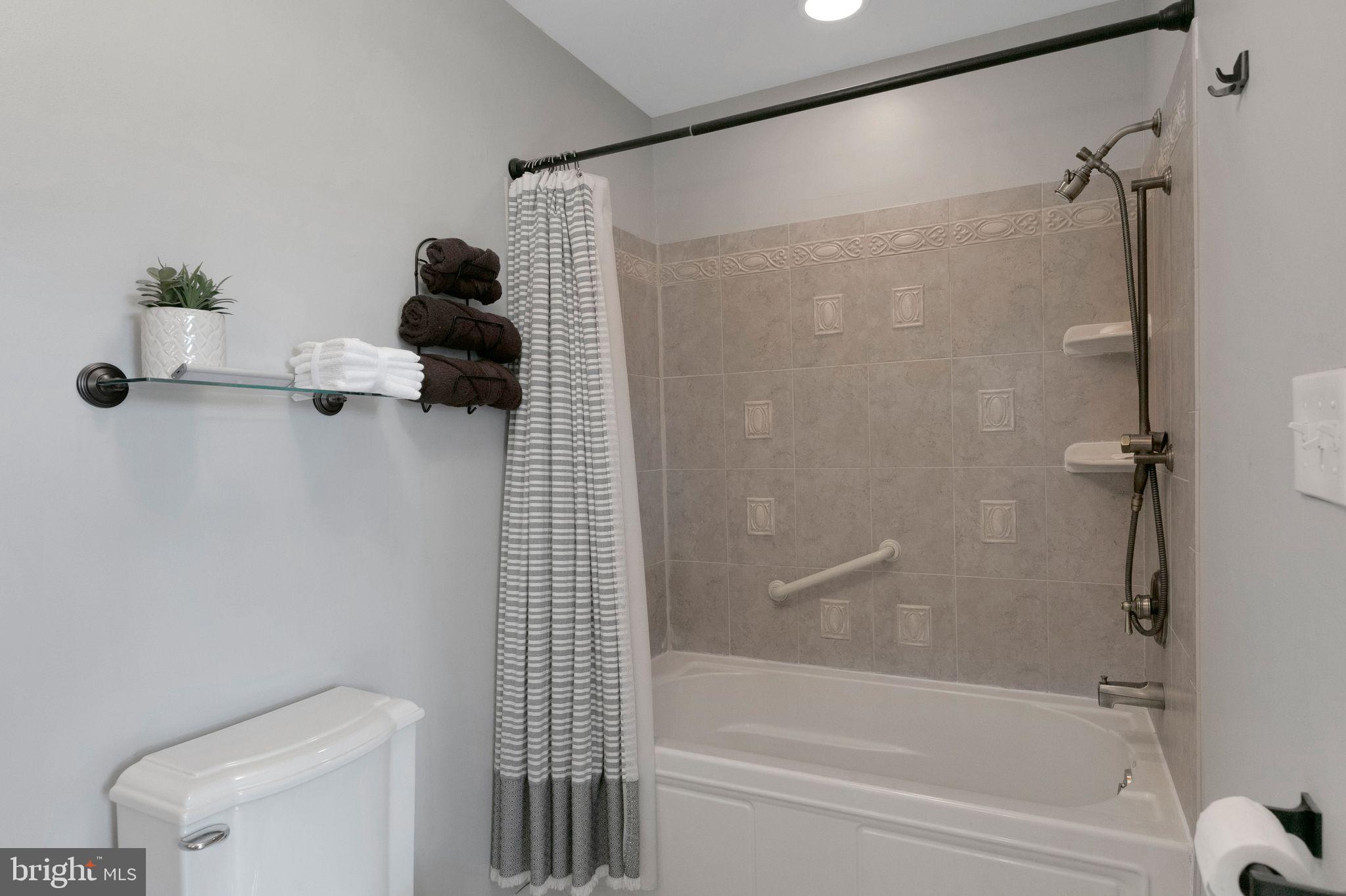 COUNTRY CLUB MANOR - Residential