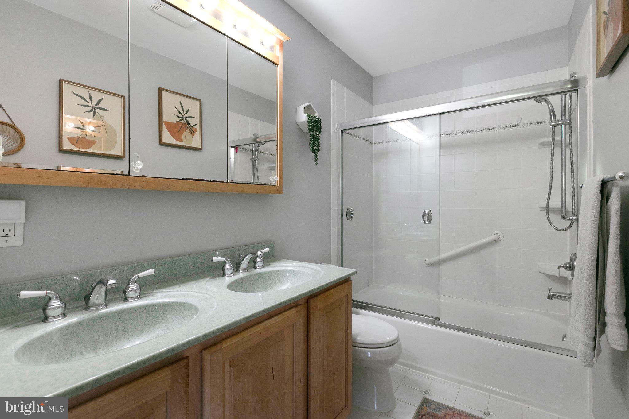 COUNTRY CLUB MANOR - Residential