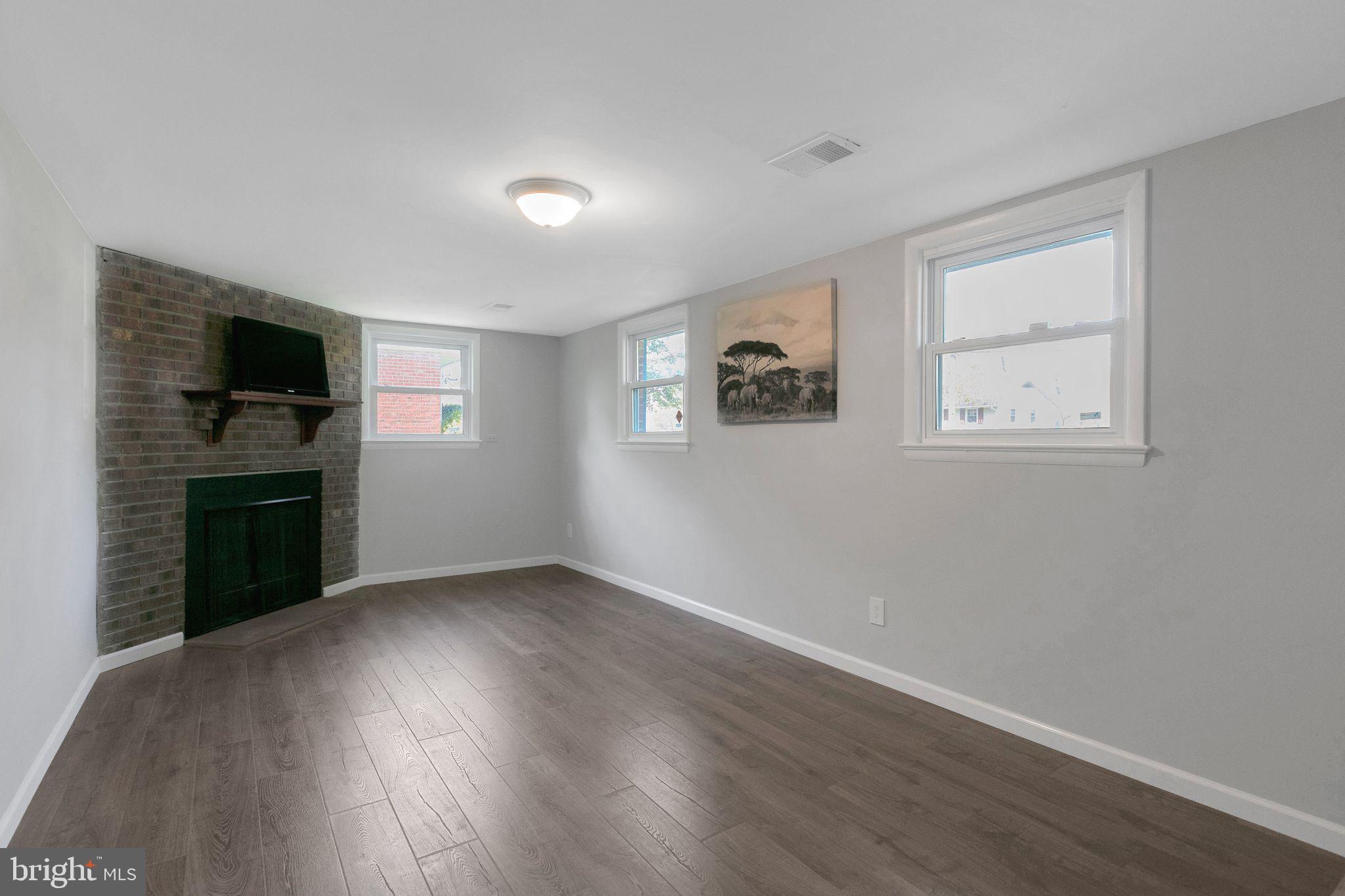 COUNTRY CLUB MANOR - Residential