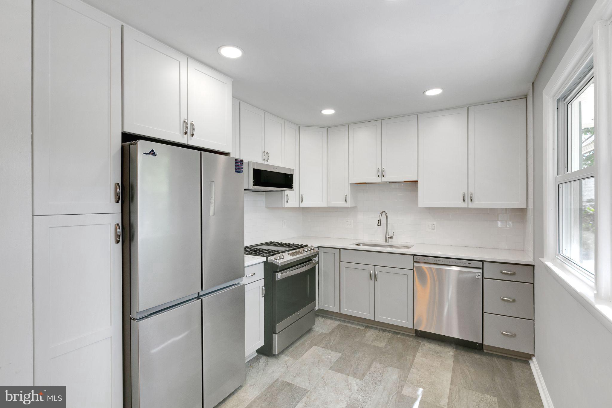 COUNTRY CLUB MANOR - Residential