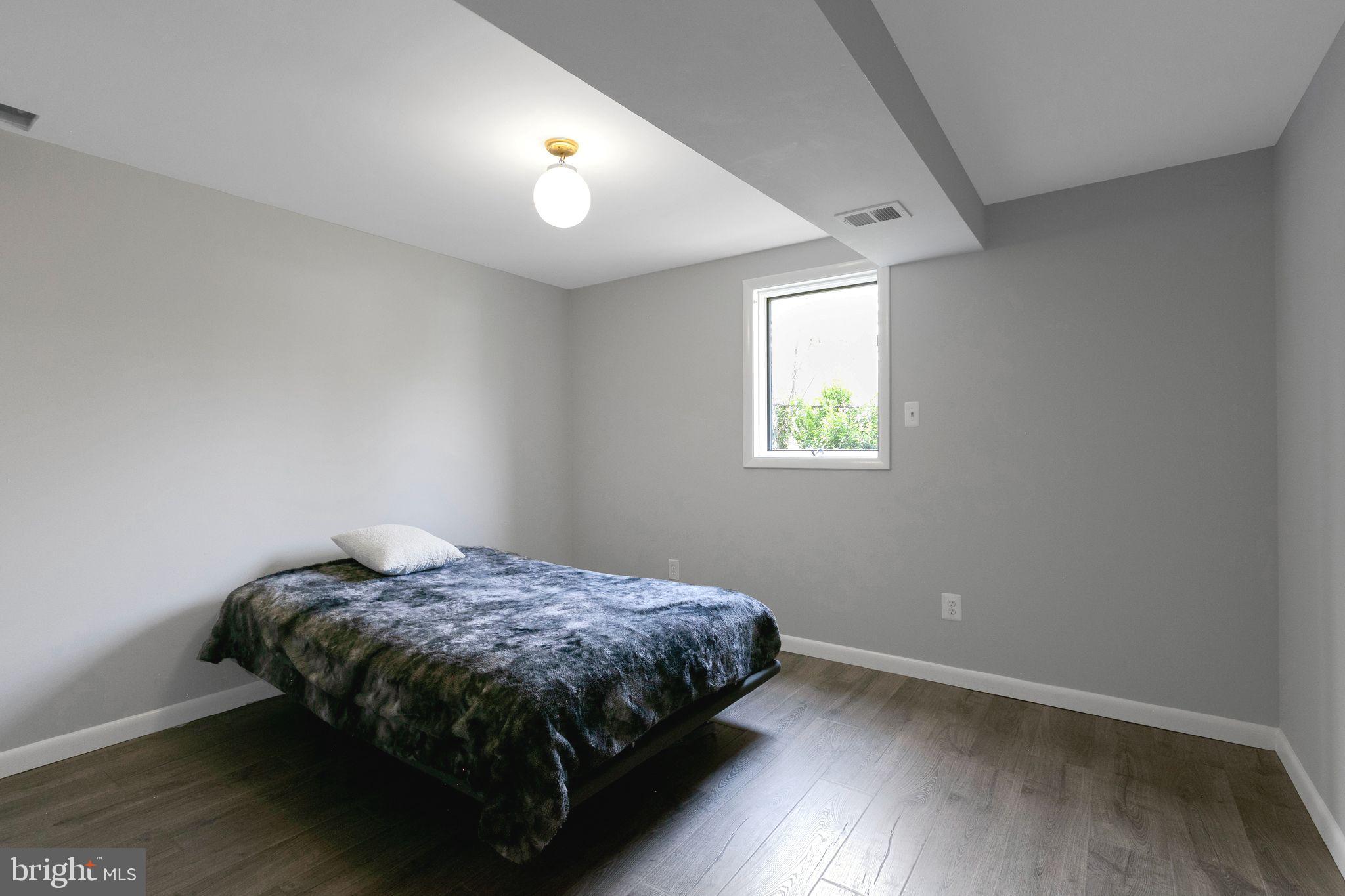 COUNTRY CLUB MANOR - Residential