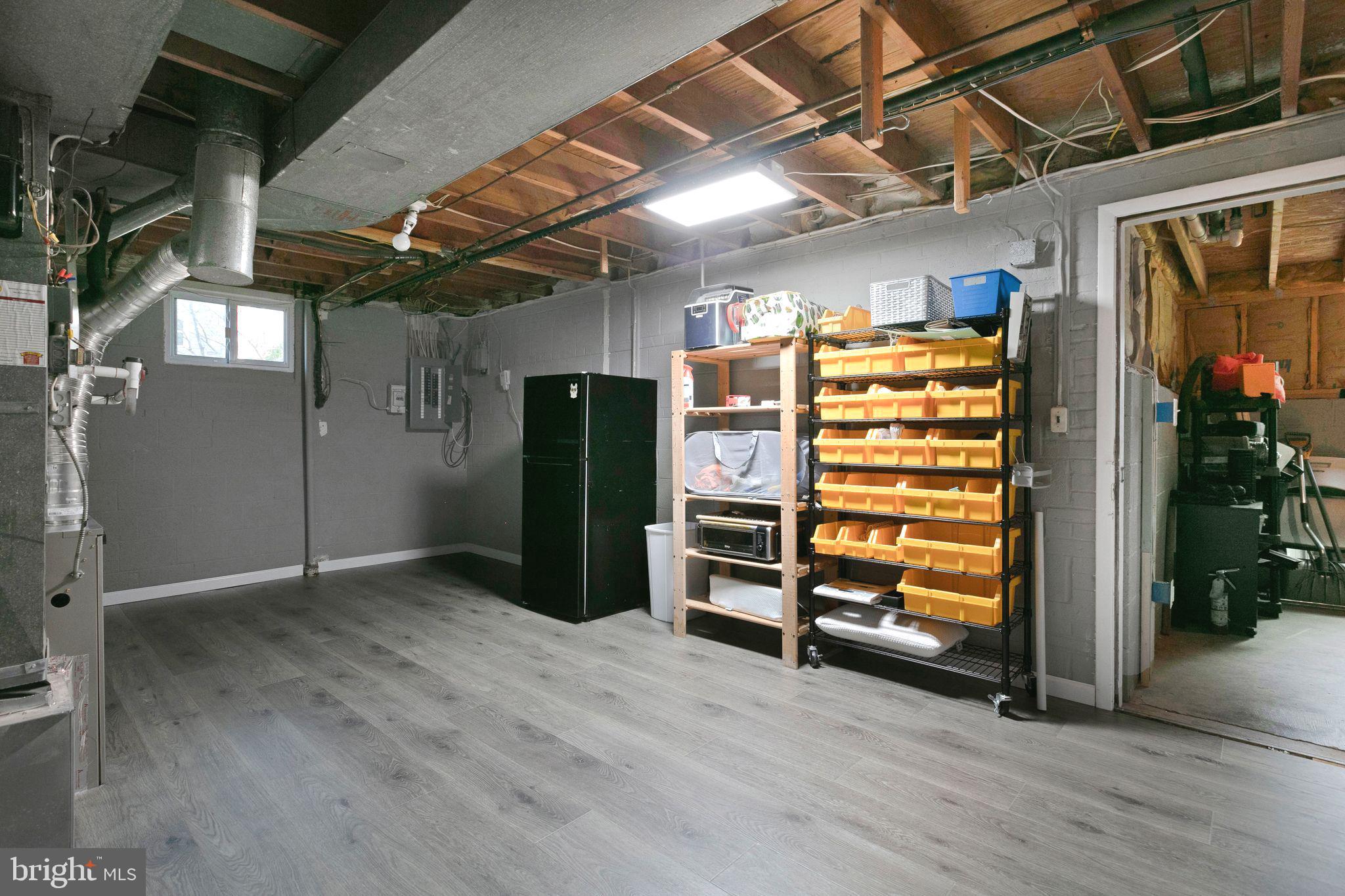 COUNTRY CLUB MANOR - Residential