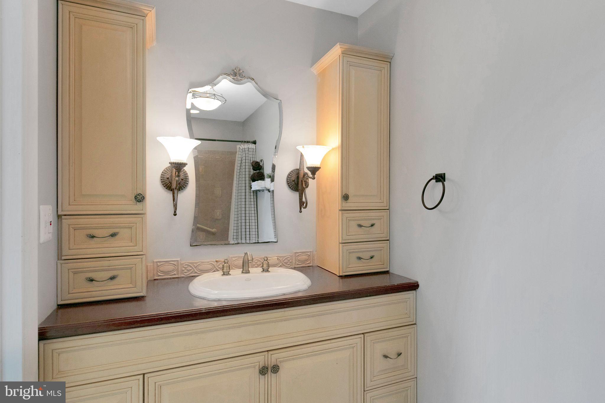 COUNTRY CLUB MANOR - Residential