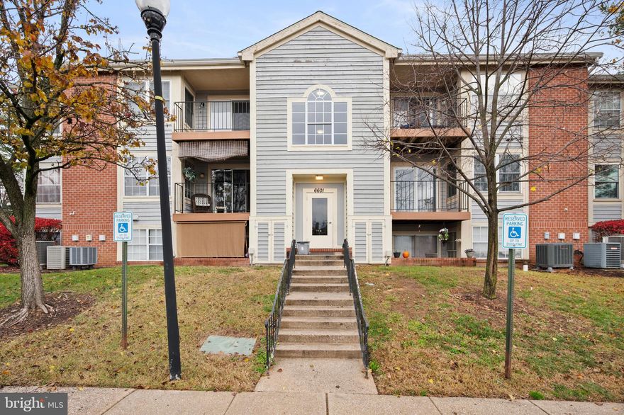 Kitchen has NEW Samsung stainless steel appliances. New gray Calcutta  counter tops in kitchen.  New  Santos ceramic tile in bathroom.  New vinyl plank flooring. New wall to wall carpet in bedrooms. New plumbing fixtures. New lighting fixtures throughout. New washer/dryer in unit.
Seller prefers to settle at Jacquie's Title Group. BEST UNIT IN BUILDING.