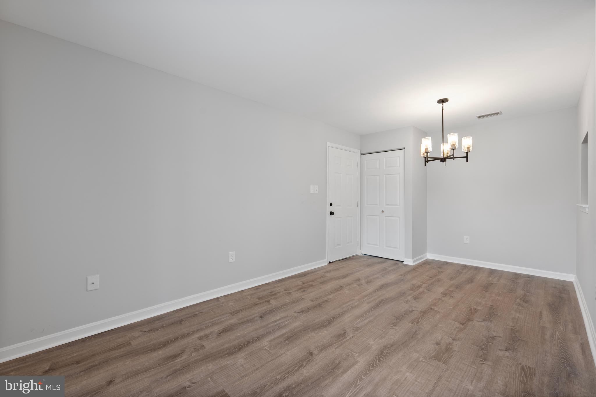 CROMWELL FOUNTAIN - Residential