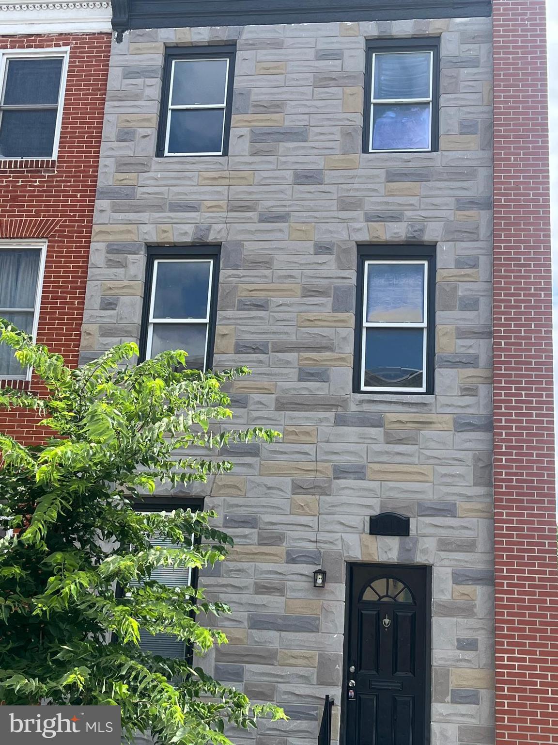 This fully renovated rental home in Baltimore is move-in ready! Featuring 4 bedrooms and 2.5 bathrooms, it offers modern design and functional living space.
Upgrades include carpet in all bedrooms, LVP flooring throughout the first and second floors, fully remodeled bathrooms, a brand-new kitchen (excluding appliances), fresh paint, all-new electrical systems, a new roof, central AC, and a full washer and dryer on the second floor. The backyard is newly fenced, perfect for outdoor enjoyment.
Located near Johns Hopkins Hospital and within the RANS PRI area, this property is in a vibrant neighborhood with access to revitalization programs.
📌 Apply easily through RentSpree using this link: https://apply.link/4rCGbik