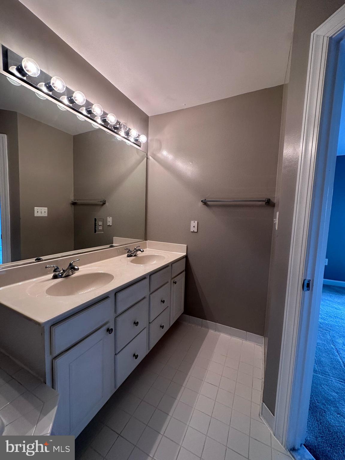 BLOOMS MILL - Residential Lease