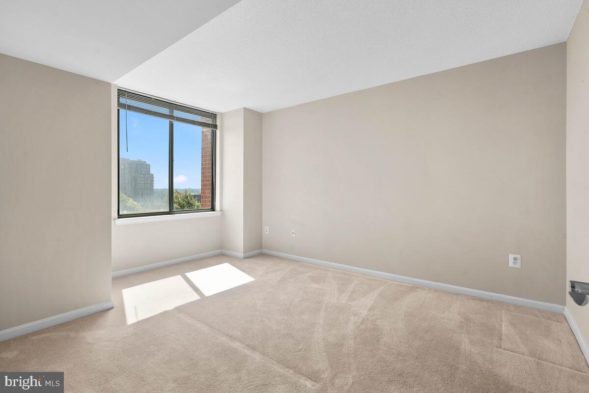 GALLERY AT WHITE FLINT - Residential