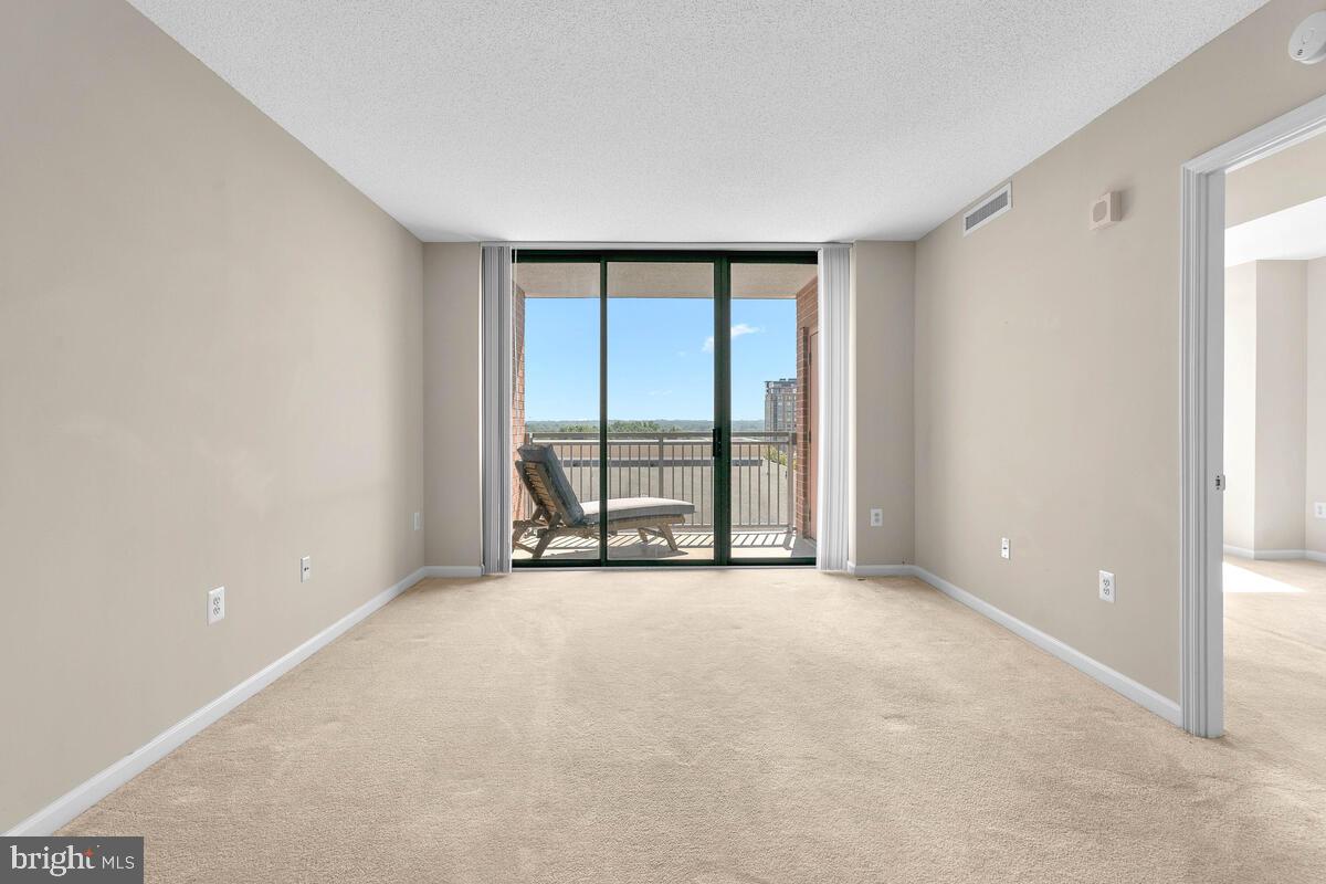 GALLERY AT WHITE FLINT - Residential