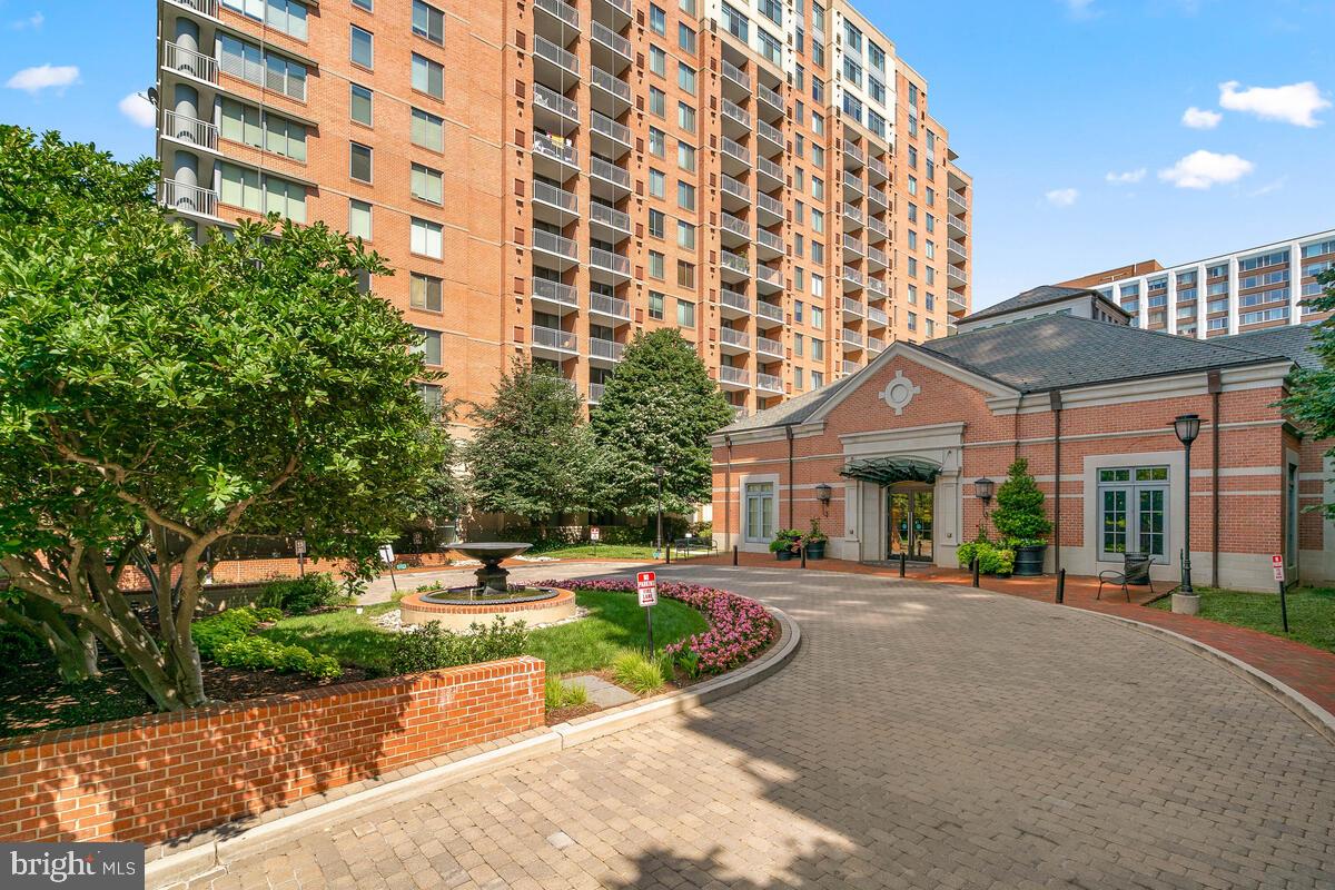 GALLERY AT WHITE FLINT - Residential