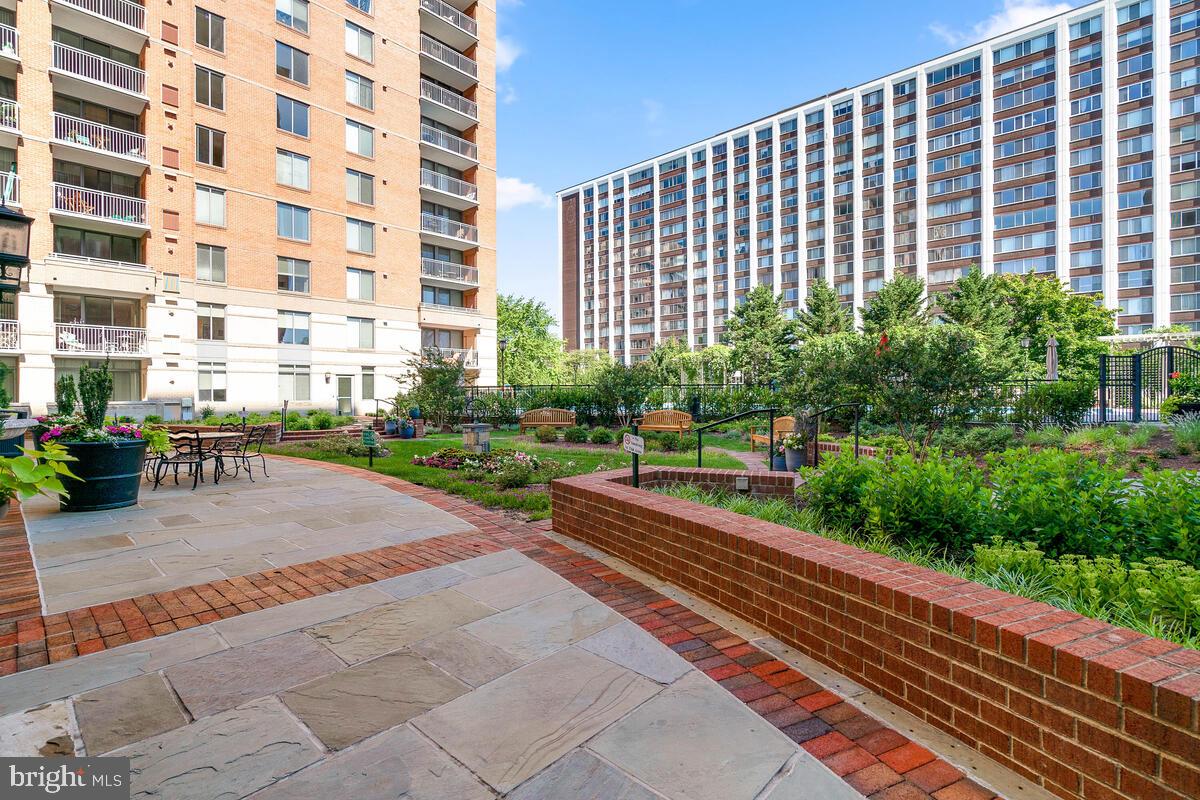 GALLERY AT WHITE FLINT - Residential