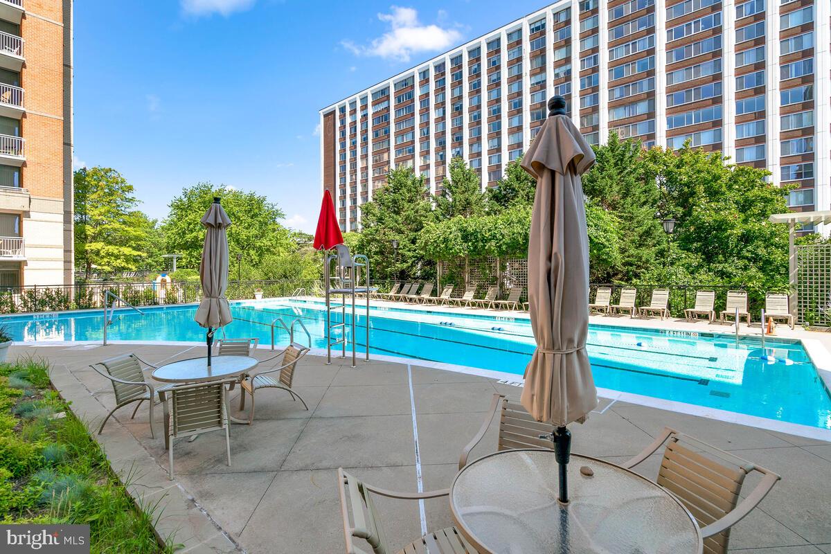 GALLERY AT WHITE FLINT - Residential