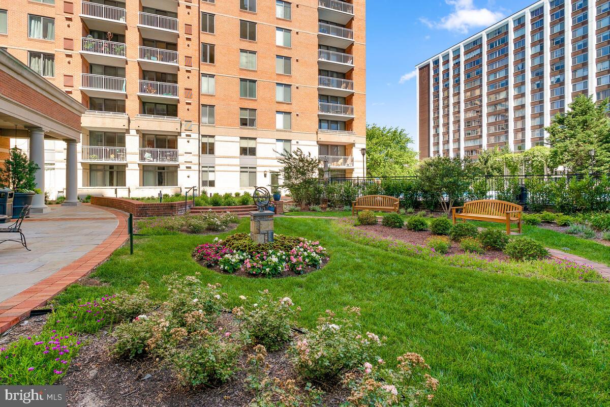 GALLERY AT WHITE FLINT - Residential