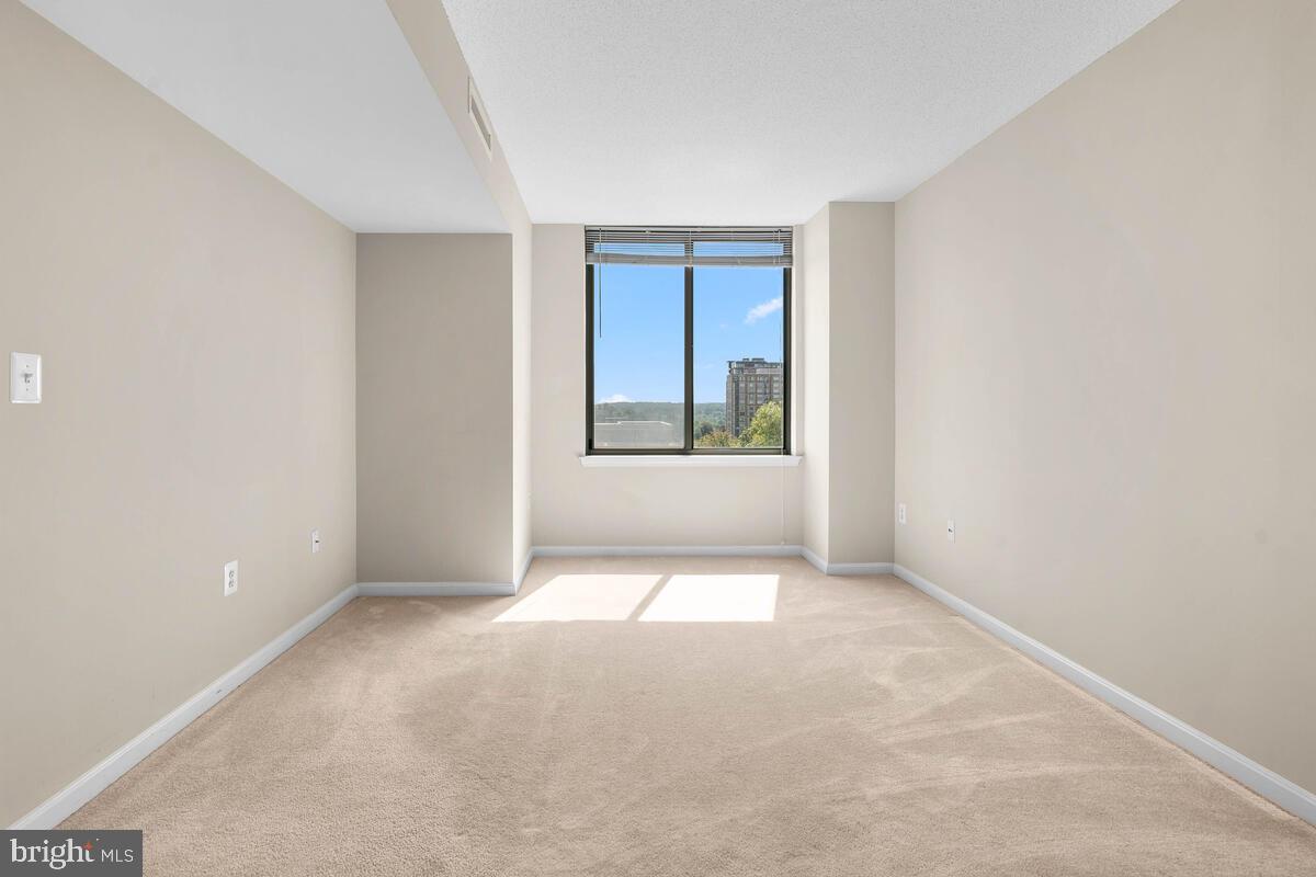 GALLERY AT WHITE FLINT - Residential